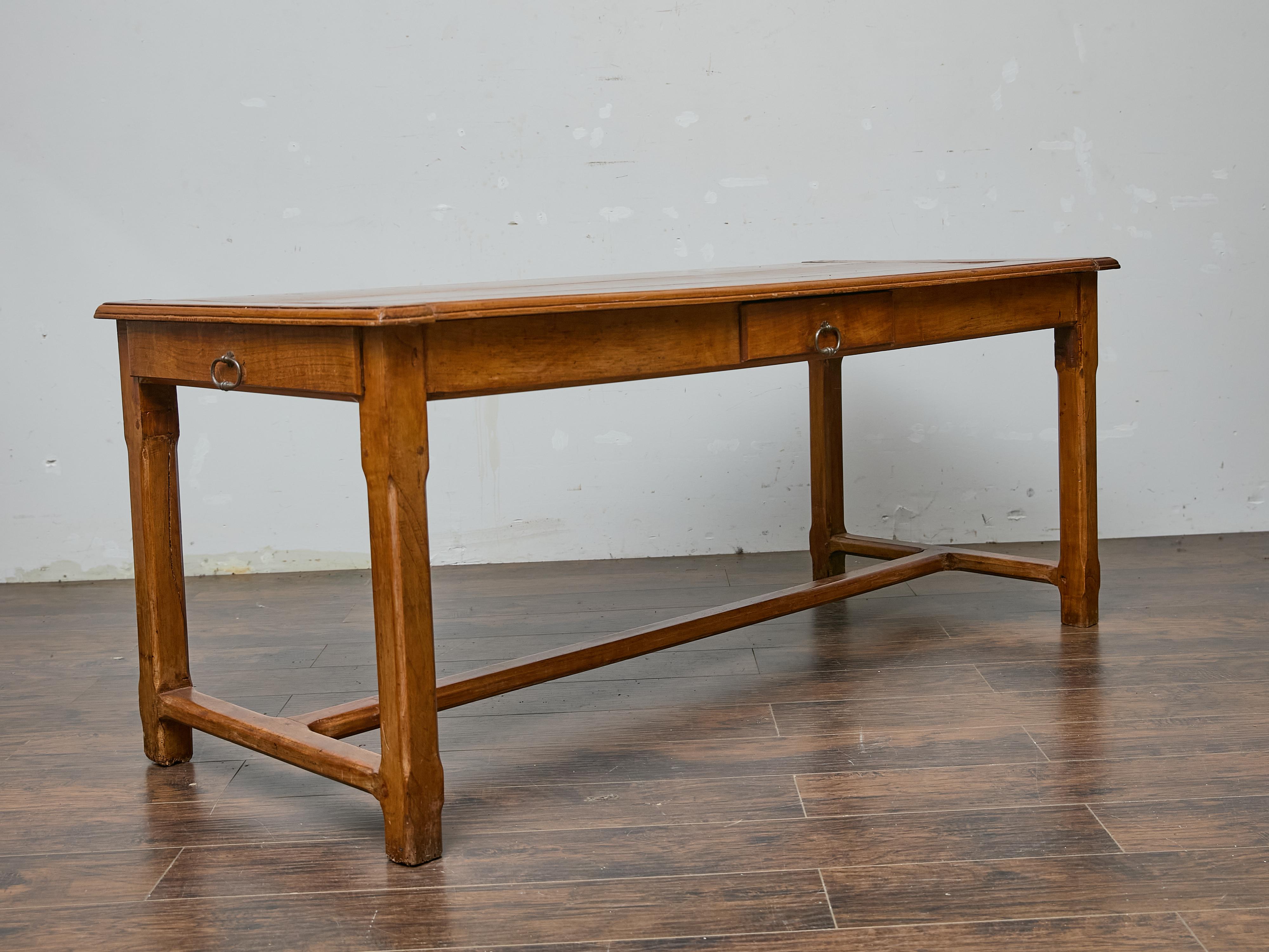 Table de ferme en bois fruitier français du XVIIIe siècle avec traverse en H et patine chaude Bon état - En vente à Atlanta, GA