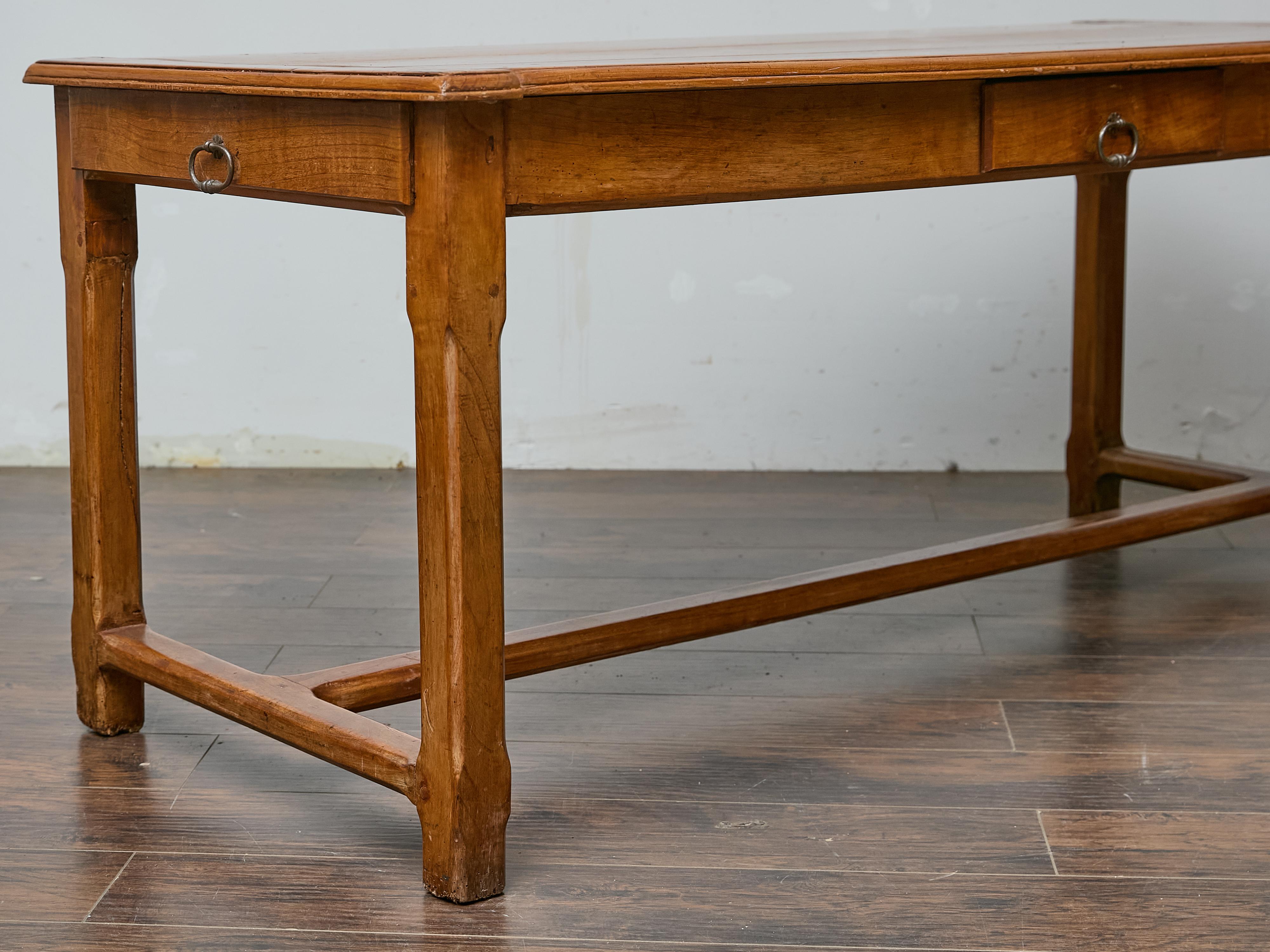 XVIIIe siècle et antérieur Table de ferme en bois fruitier français du XVIIIe siècle avec traverse en H et patine chaude en vente