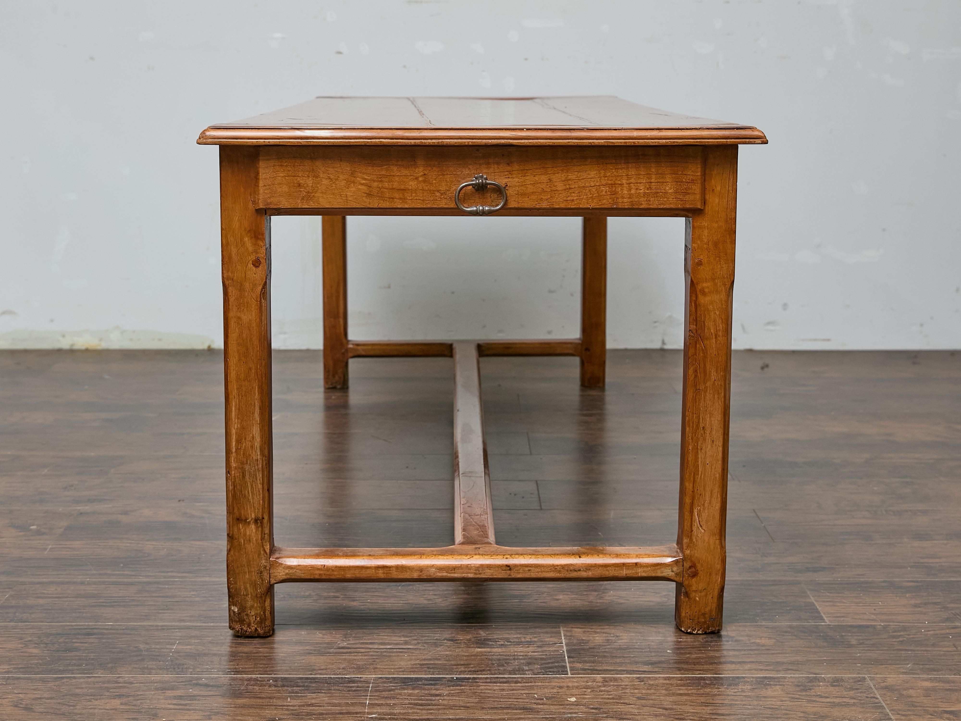 Fruitiers Table de ferme en bois fruitier français du XVIIIe siècle avec traverse en H et patine chaude en vente