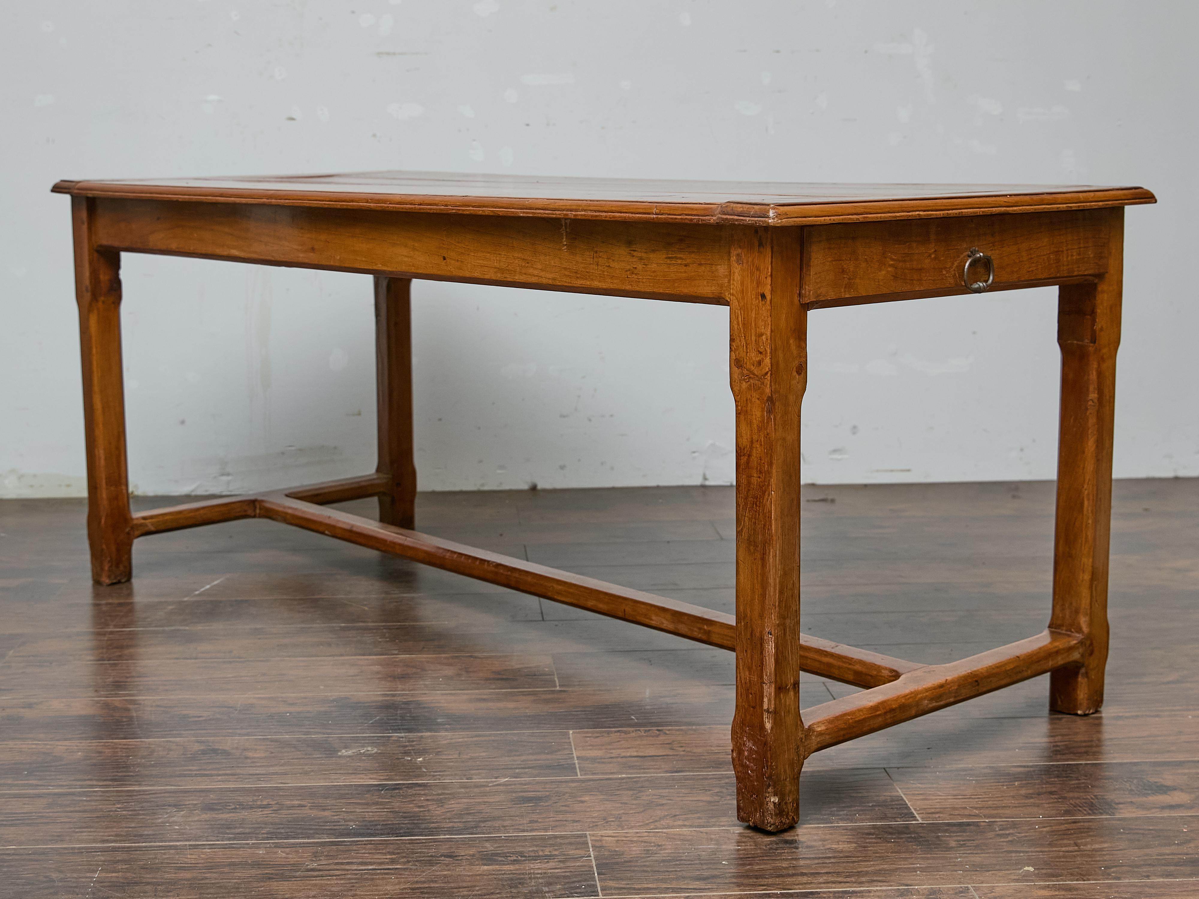 Table de ferme en bois fruitier français du XVIIIe siècle avec traverse en H et patine chaude en vente 1