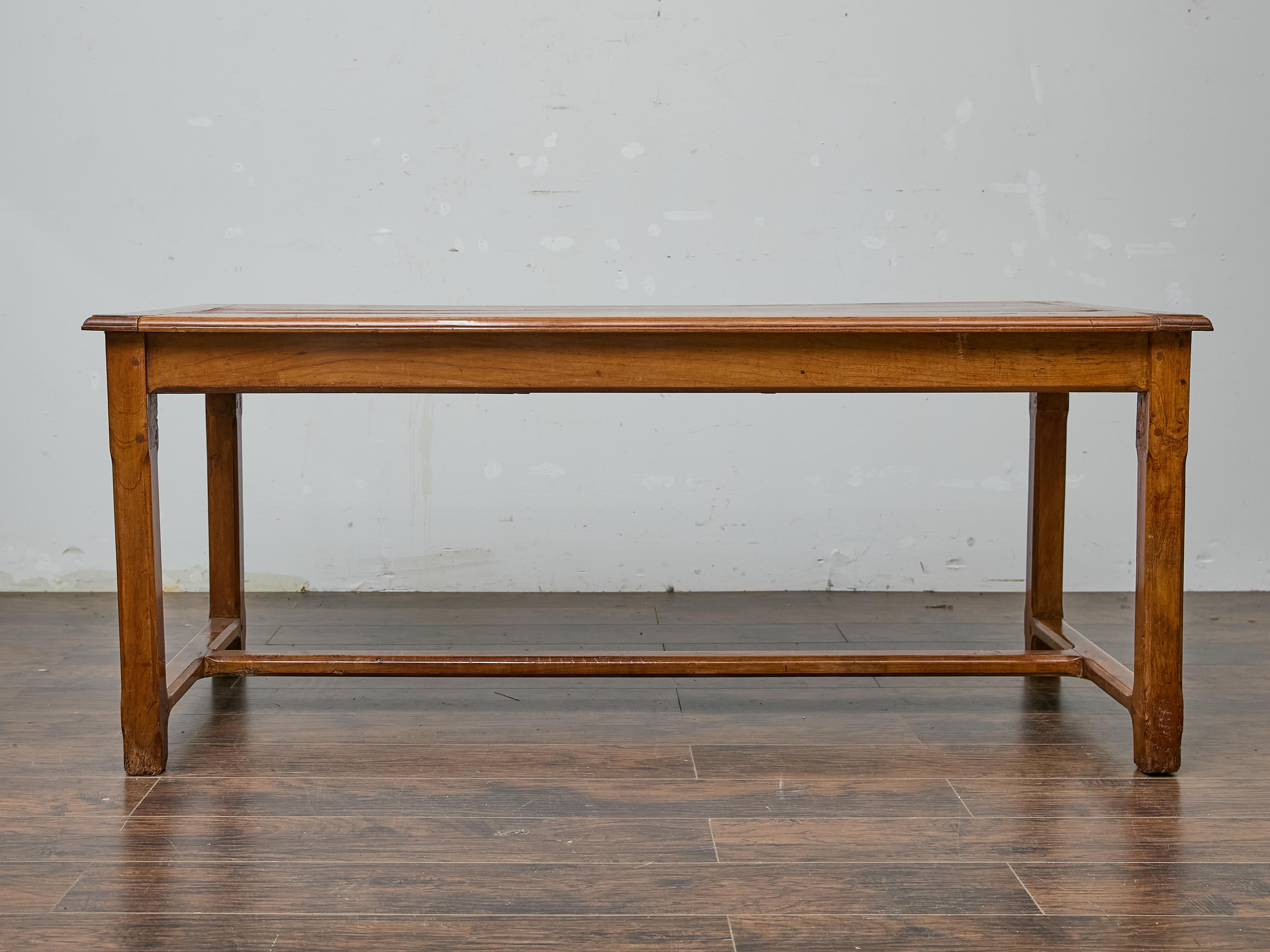 Table de ferme en bois fruitier français du XVIIIe siècle avec traverse en H et patine chaude en vente 2