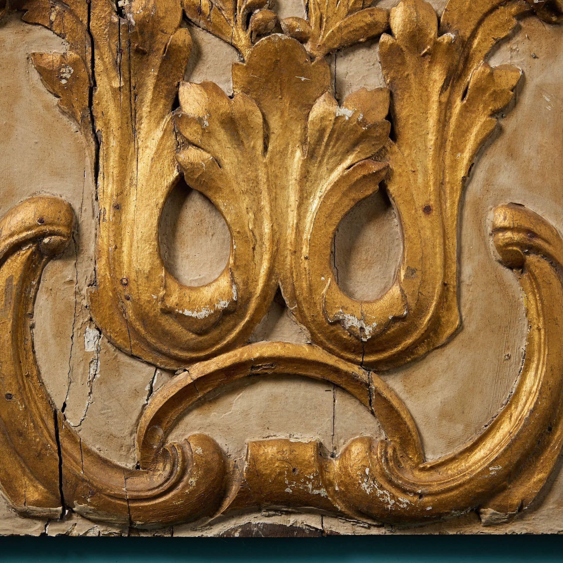 Placa colgante de pared dorada francesa del siglo XVIII en Bastante bueno estado para la venta en Wormelow, Herefordshire