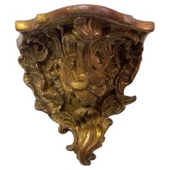 Console da parete scolpita in legno dorato francese del XVIII secolo