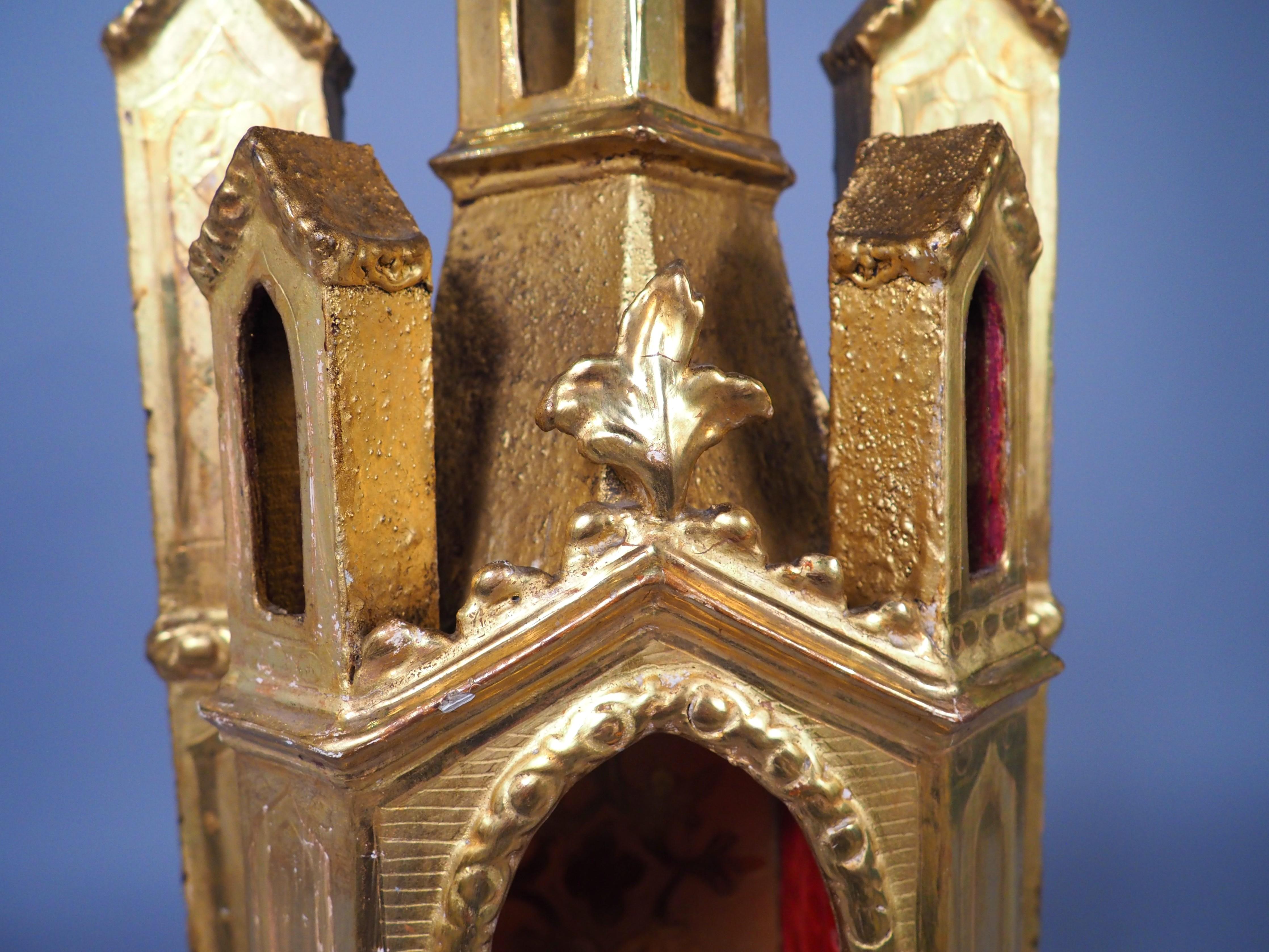Français Ostensoir architectural en bois doré français du XVIIIe siècle en vente