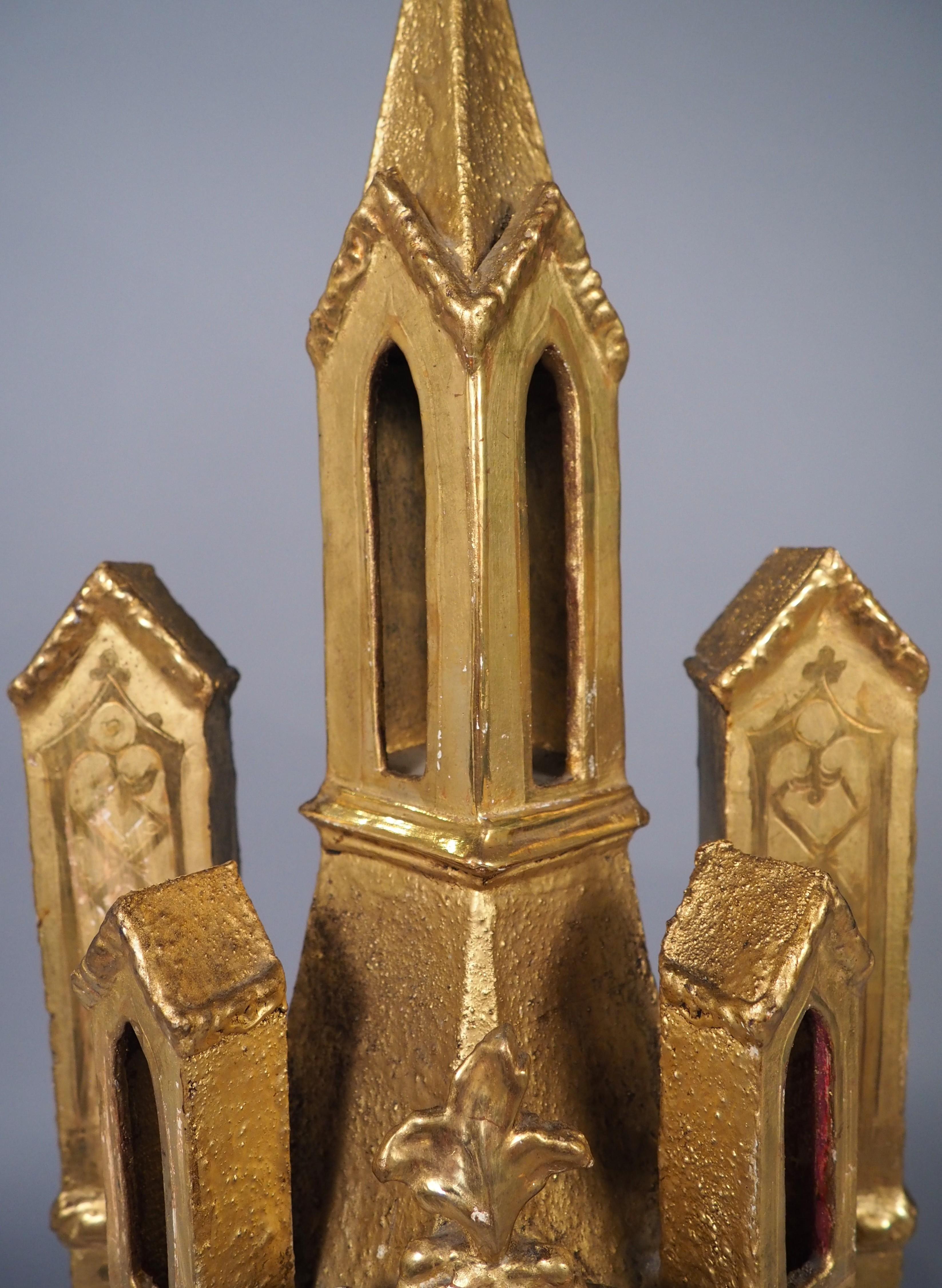 XVIIIe siècle et antérieur Ostensoir architectural en bois doré français du XVIIIe siècle en vente