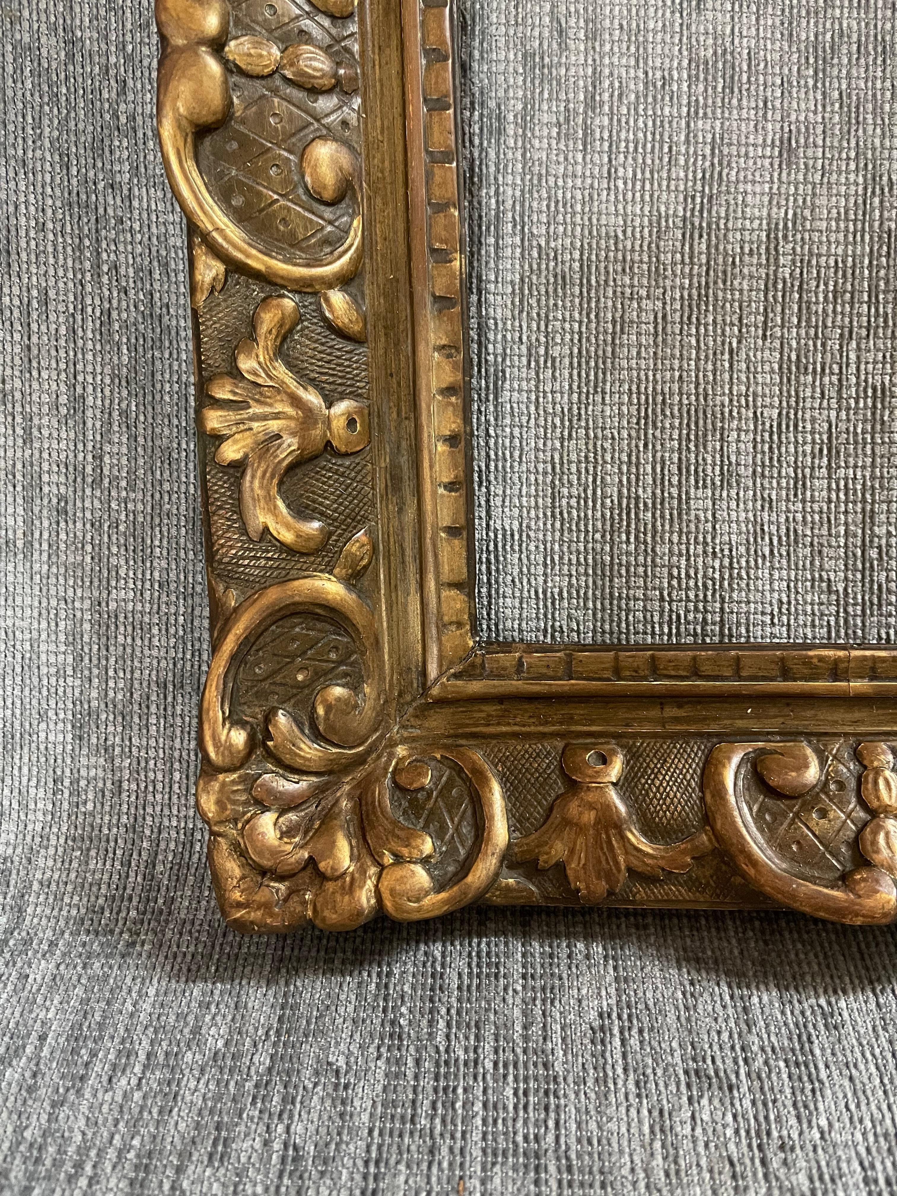 Important, beau cadre en bois doré et sculpté avec des motifs typiquement français du XVIIIe siècle
Excellent état 
Dimensions intérieures cm 20,8 x 26,8 
Cette œuvre d'art, jamais commercialisée auparavant, provient d'une importante collection