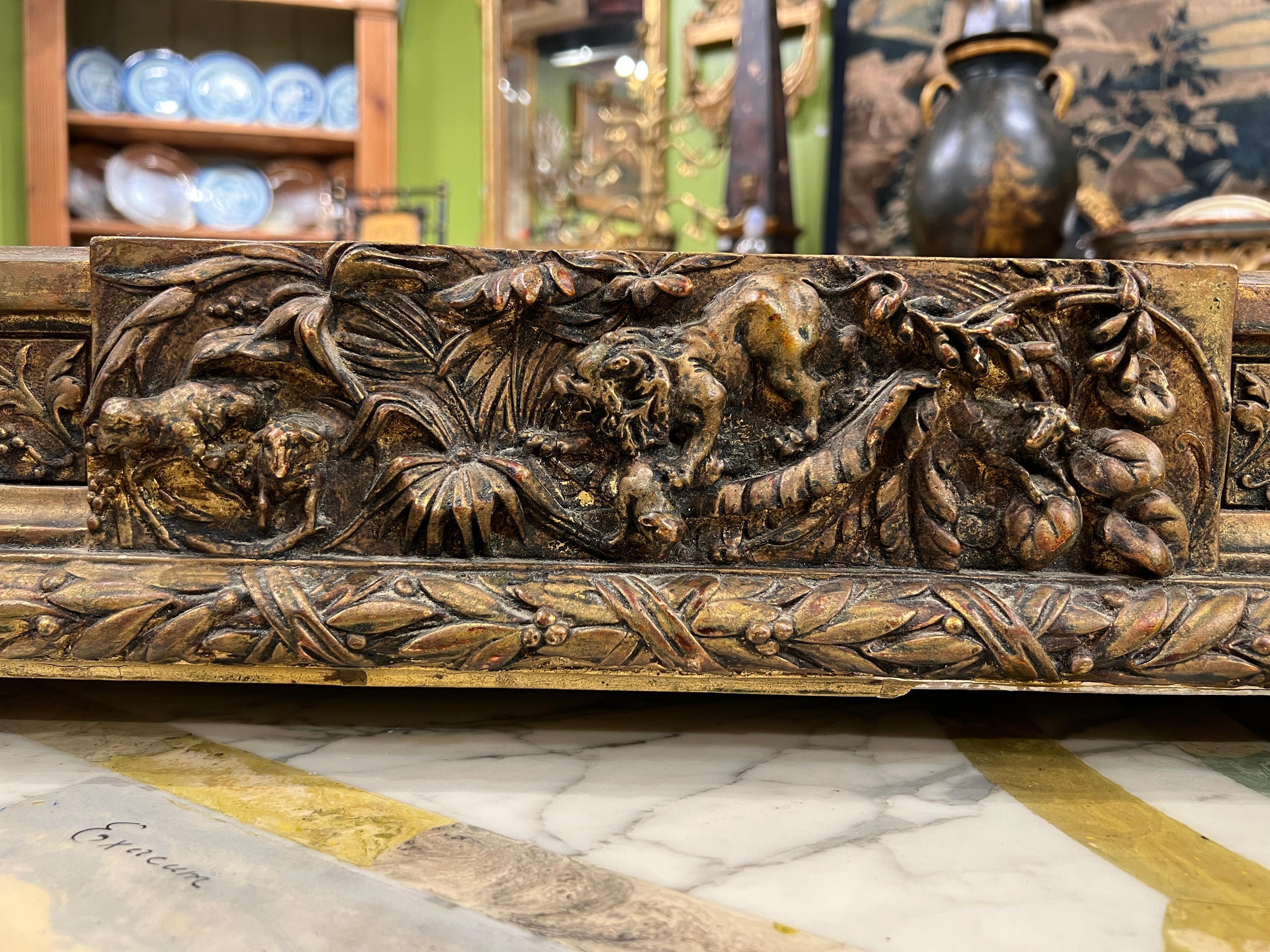 Cette exquise jardinière de cour du XVIIIe siècle incarne l'élégance et le raffinement des arts décoratifs français de l'époque de Louis XV. Fabriquée en bois doré, cette jardinière présente une luxueuse finition sculptée à la main, avec une dorure