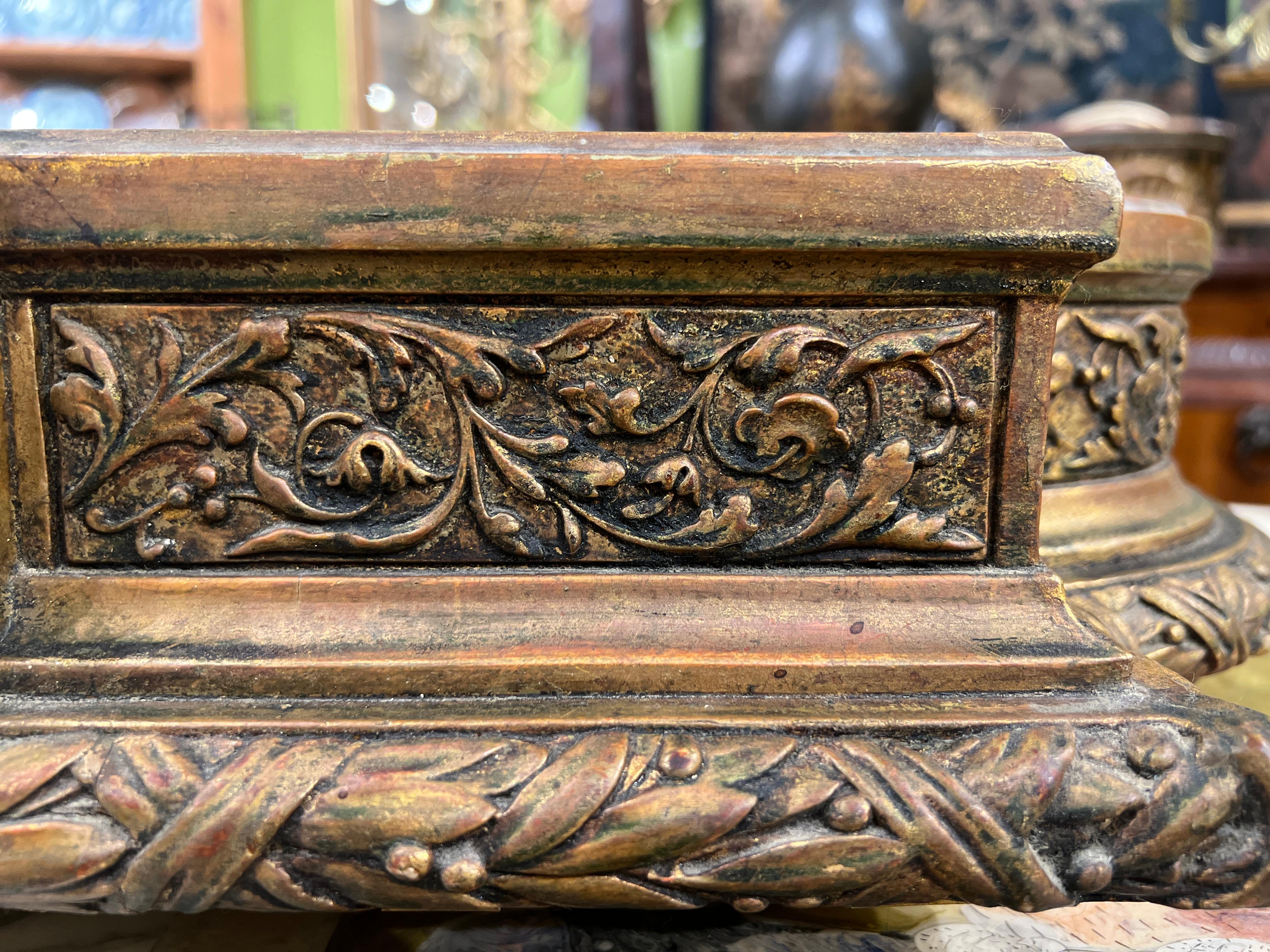 Français Jardinière de cour en bois doré du XVIIIe siècle, sur pieds, double doublure d'origine en vente