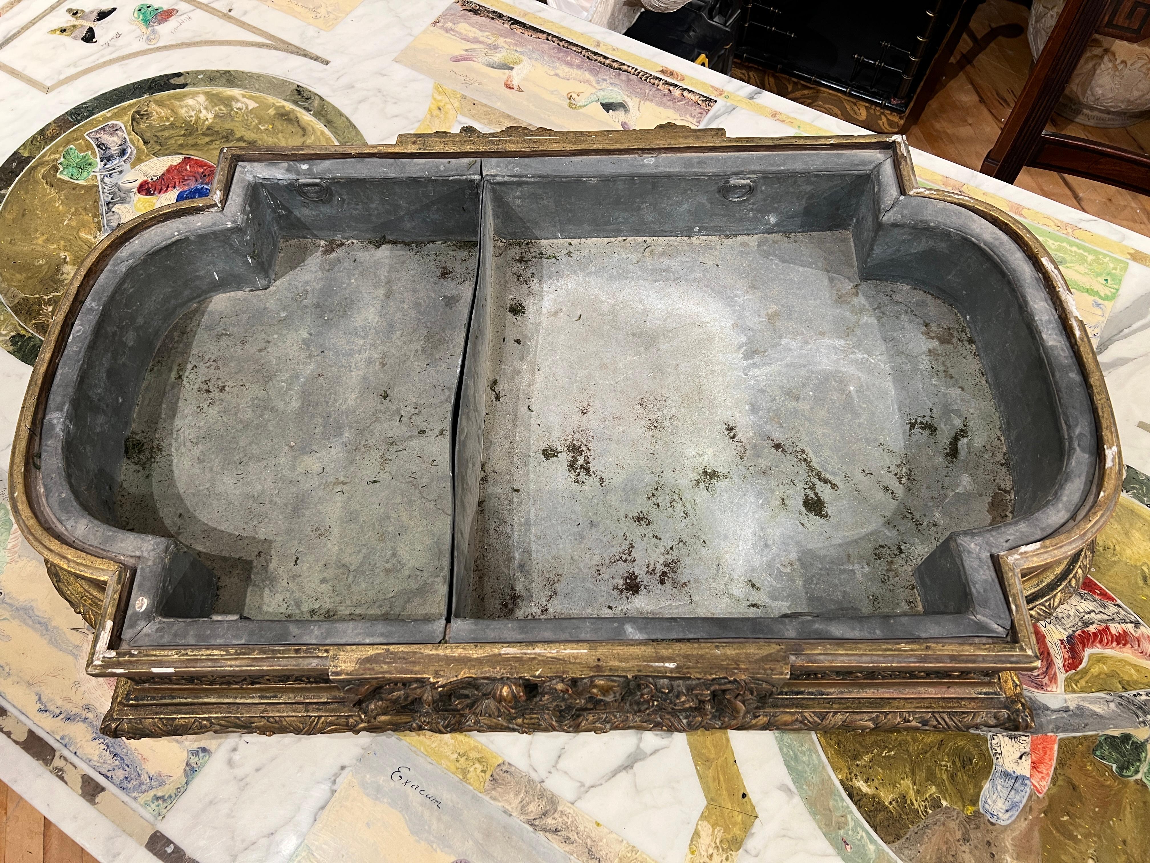 Étain Jardinière de cour en bois doré du XVIIIe siècle, sur pieds, double doublure d'origine en vente