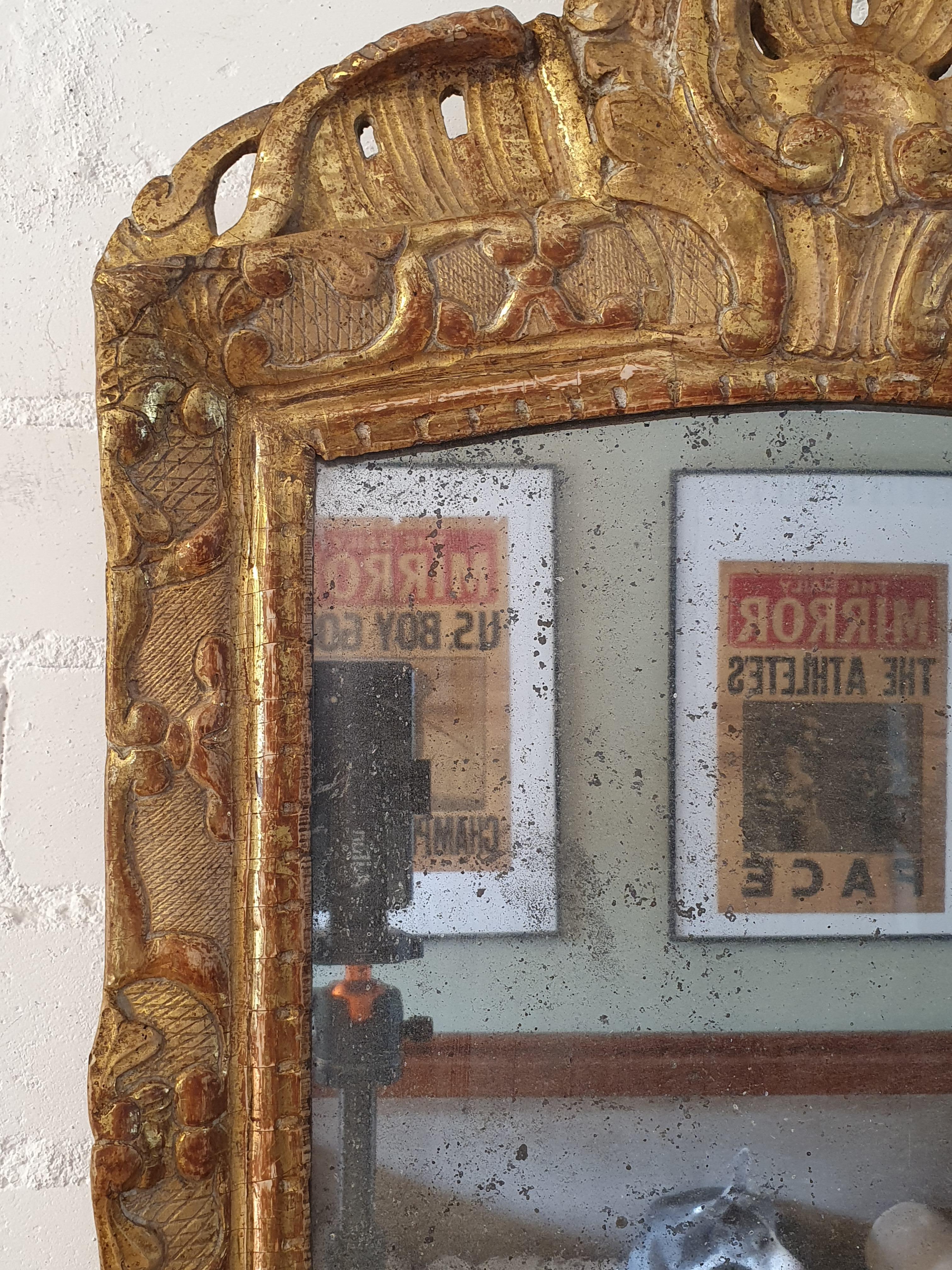 Doré Miroir en bois doré du XVIIIe siècle en vente