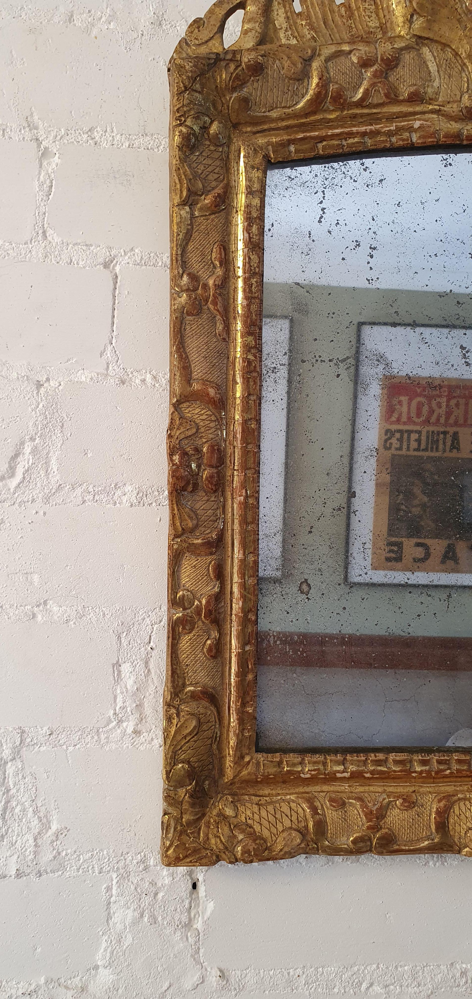 Milieu du XVIIIe siècle Miroir en bois doré du XVIIIe siècle en vente