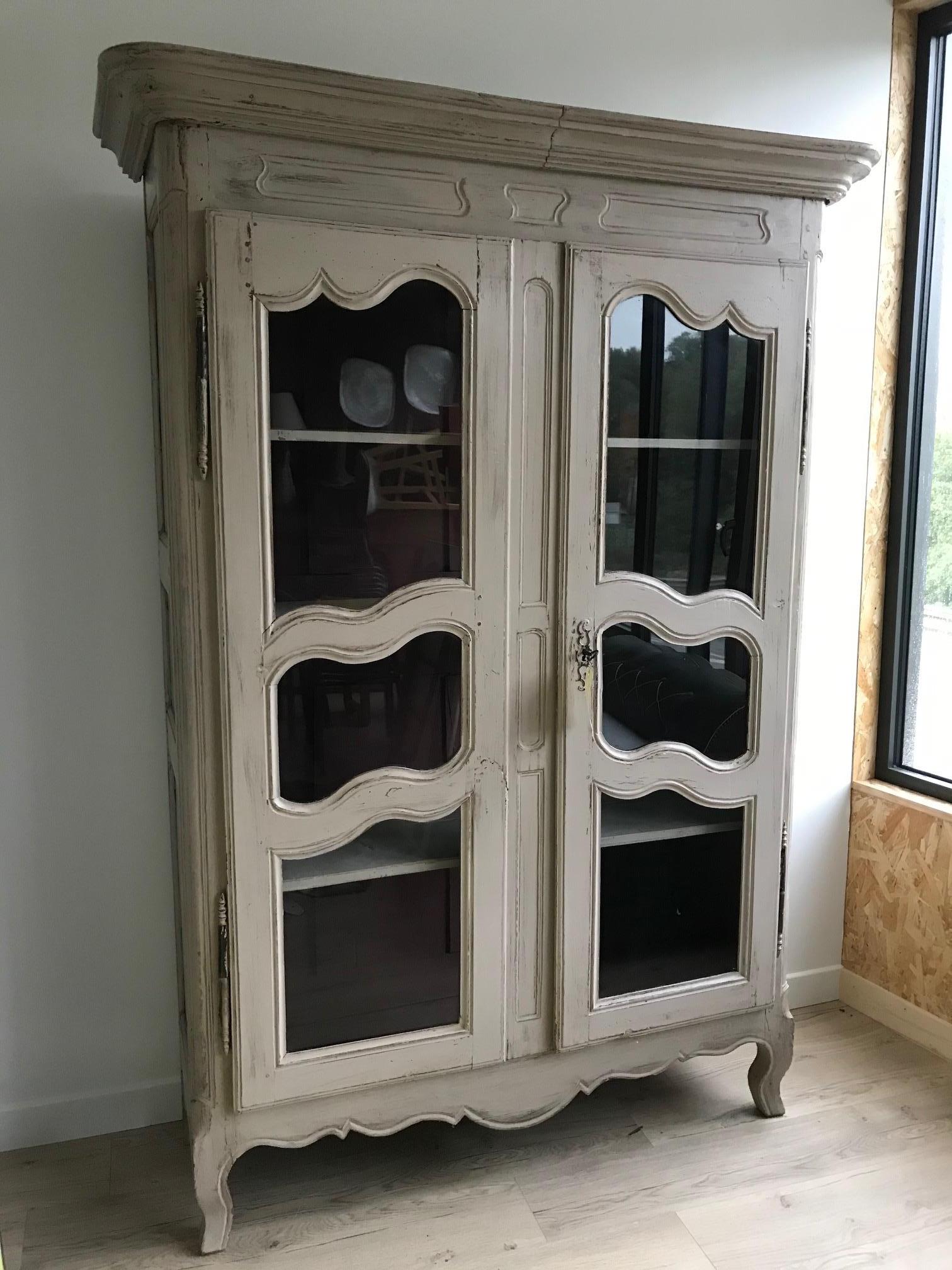 Very nice 18th century French glass patinated Bourguignonne Louis XV style Armoire.
Inside painted in light purple.
Removable cornice. Beautiful piece, high quality.