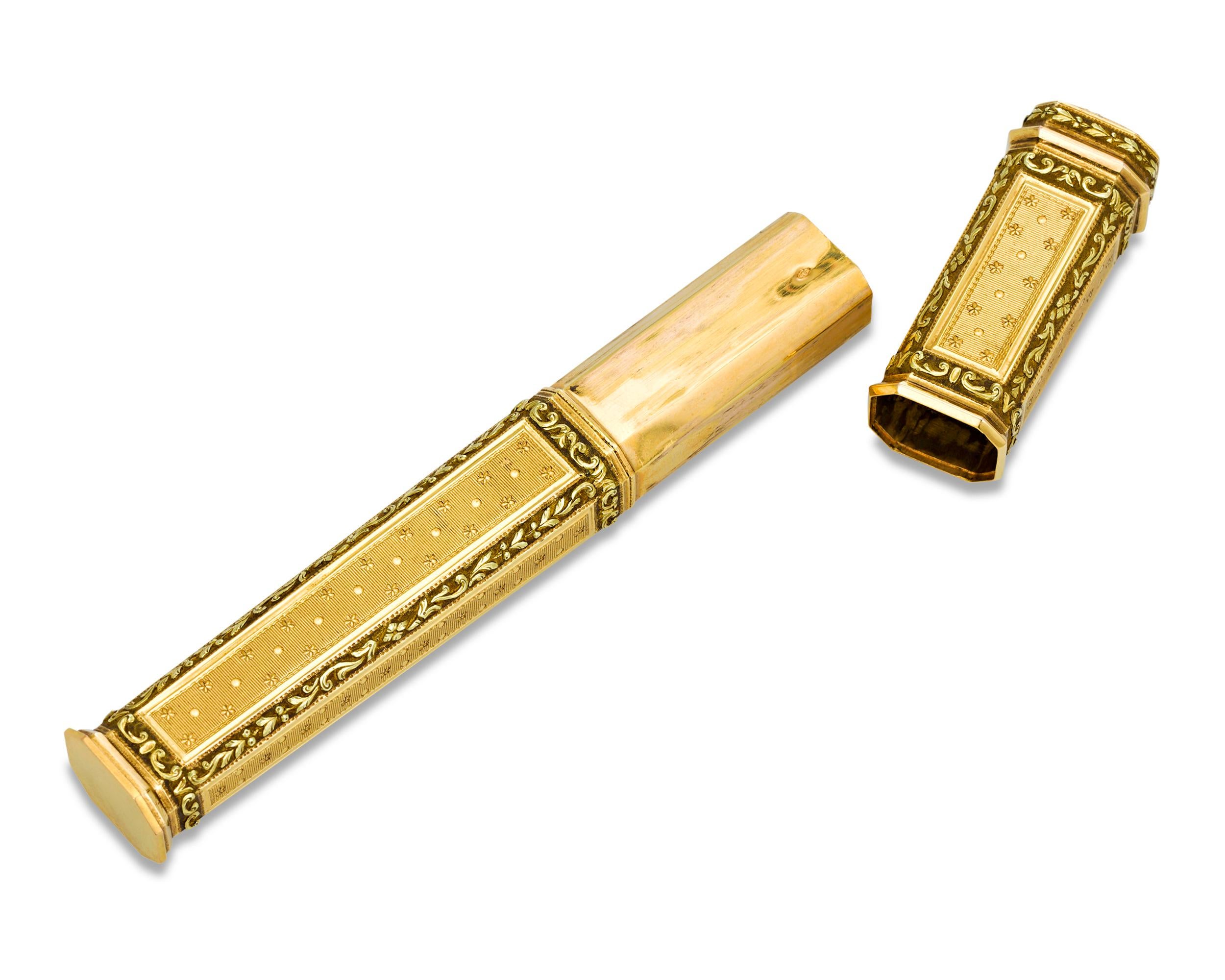 Ce magnifique étui de l'époque Louis XVI est un merveilleux objet d'art. Entièrement réalisé en or vert et jaune, ce superbe récipient octogonal arbore un exceptionnel motif néoclassique gravé, ponctué de fleurs et de guirlandes. Les étuis étaient
