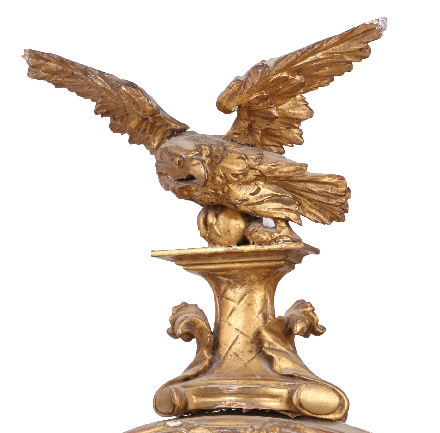 Französischer konvexer französischer Golden Regency-Spiegel des 18. Jahrhunderts, gekrönt von einem Adler im Zustand „Gut“ im Angebot in Marbella, ES