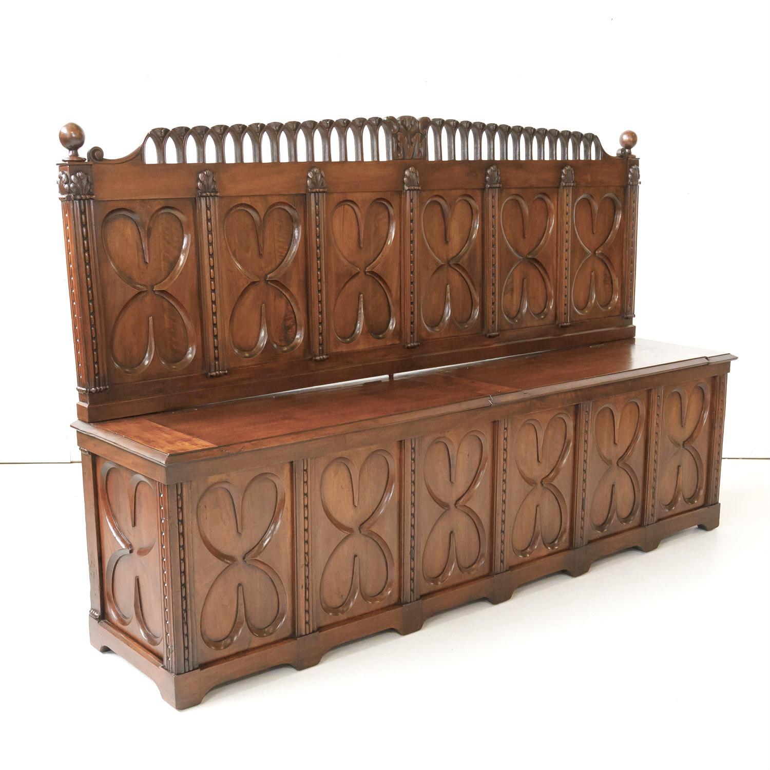 18th Century French Gothic Revival Period Walnut Settle or Hall Bench with Lift  In Good Condition For Sale In Birmingham, AL