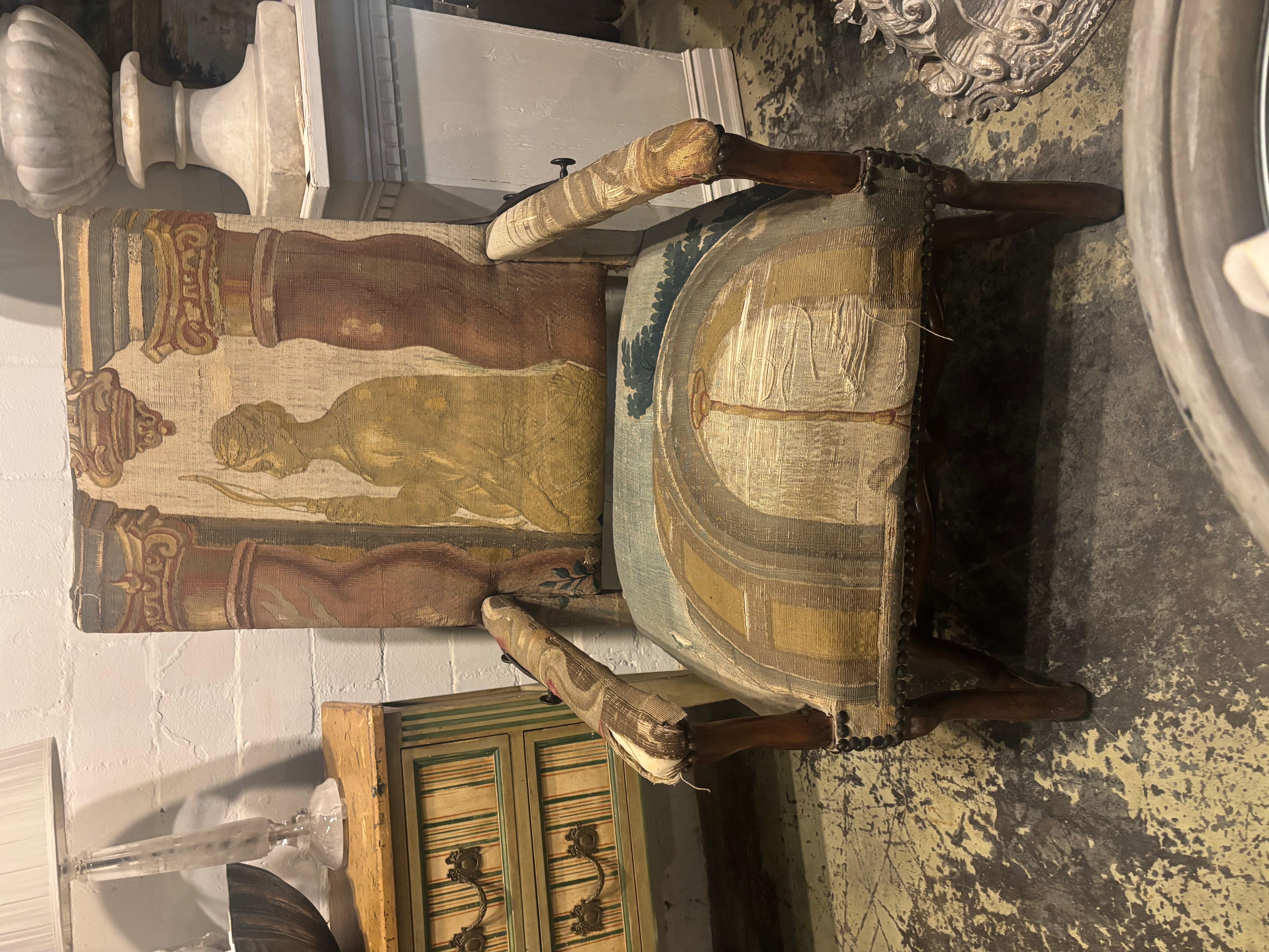 Chaise de salle française du XVIIIe siècle - Tapissée d'une rare tapisserie du XVIIe siècle

Exemple stupéfiant de l'artisanat français, cette chaise de salon du XVIIIe siècle est une véritable pièce de collection qui allie harmonieusement élégance,