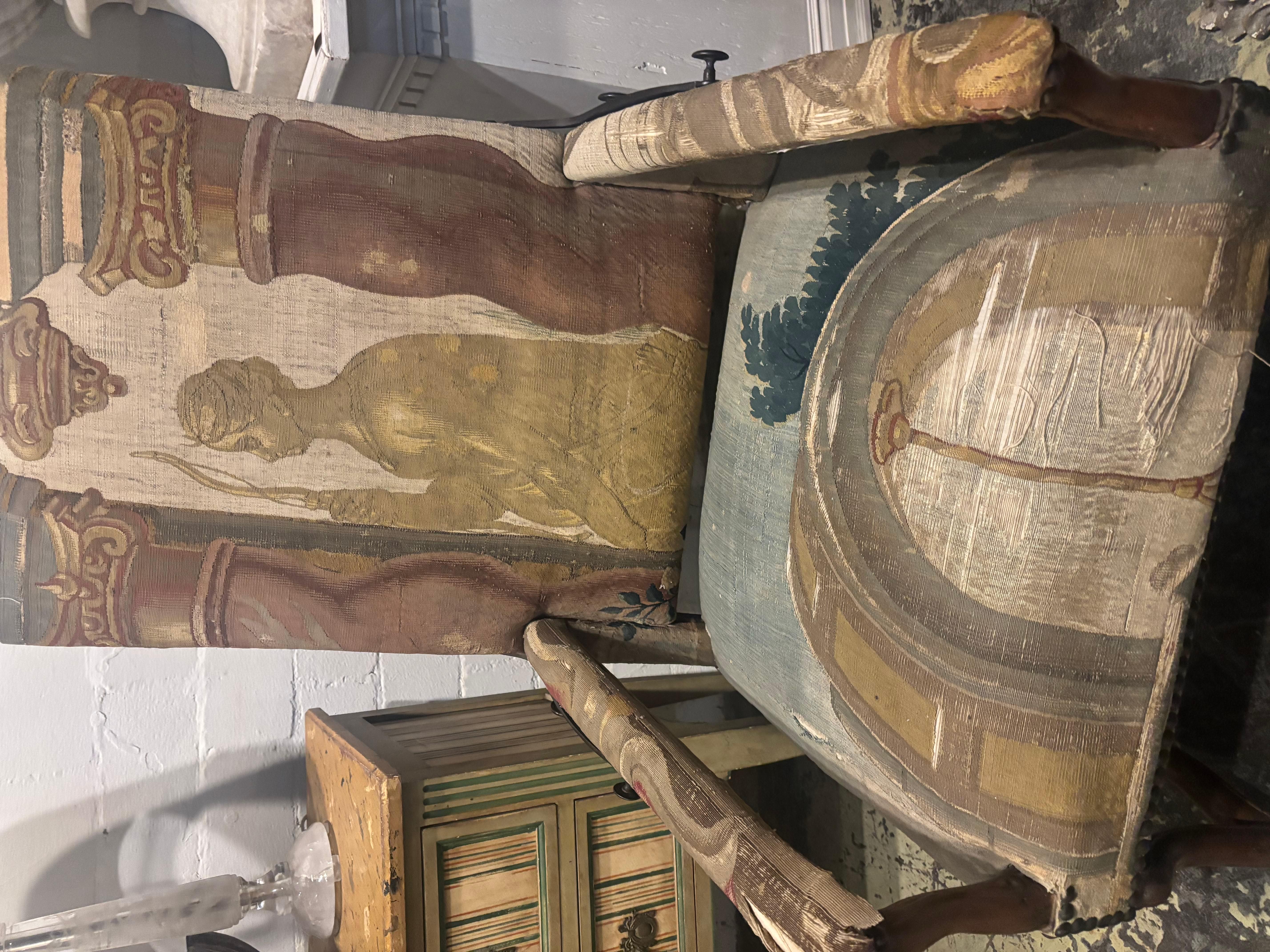 XVIIIe siècle et antérieur Chaise d'entrée française du 18ème siècle recouverte de tapisserie du 17ème siècle en vente