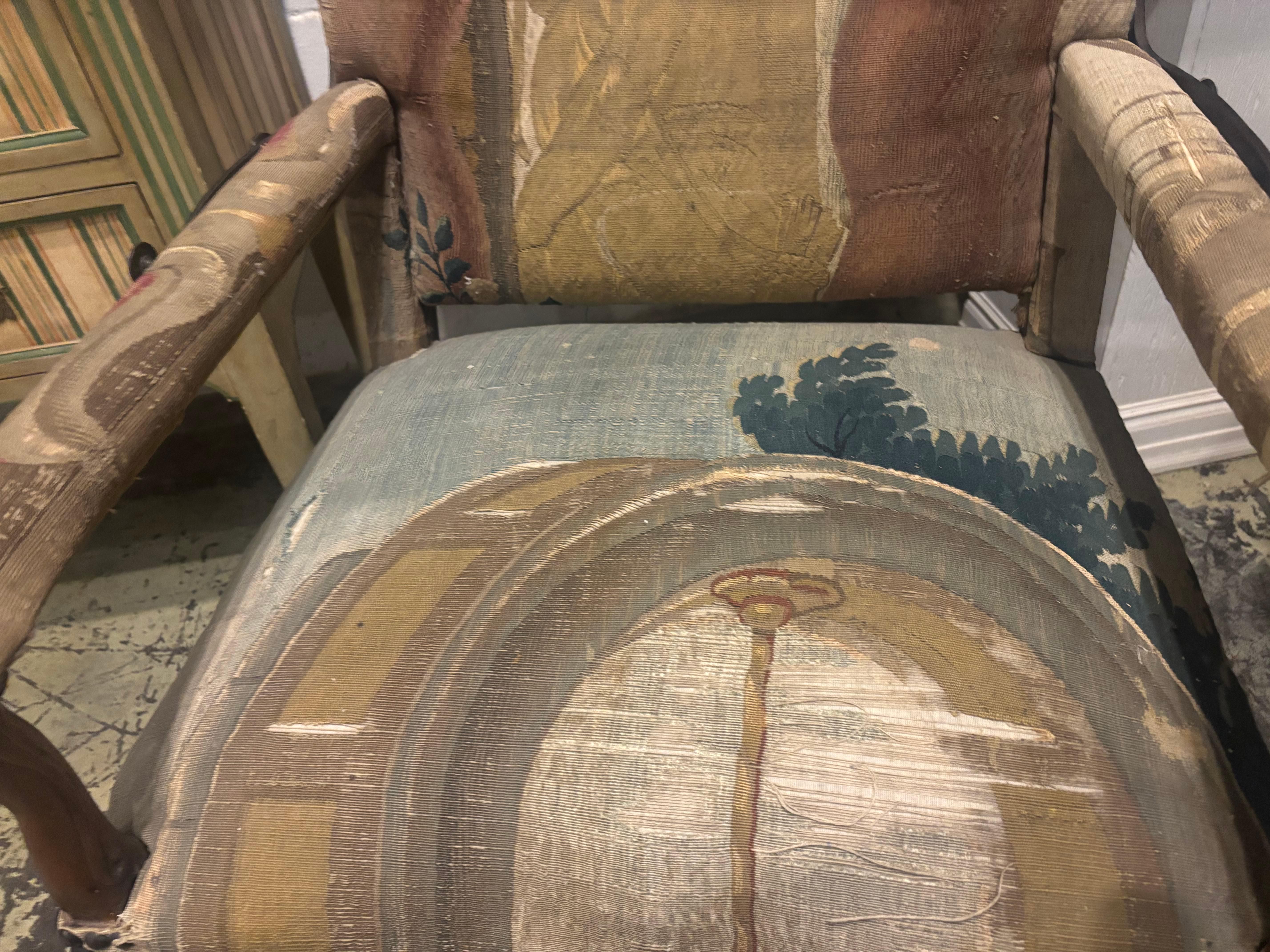 Fil Chaise d'entrée française du 18ème siècle recouverte de tapisserie du 17ème siècle en vente