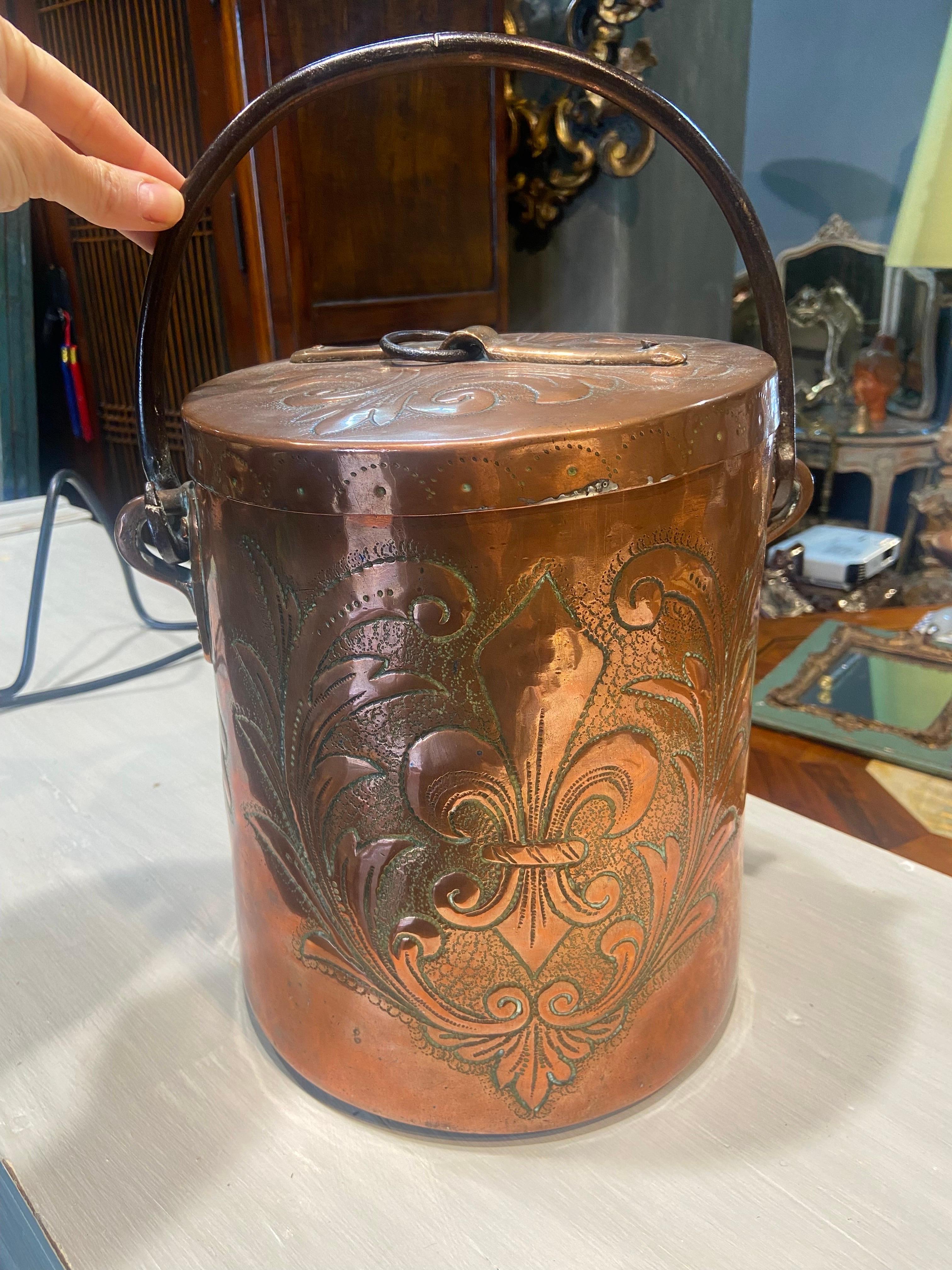 18th Century French Hammered Copper Container for Food Preservation In Good Condition For Sale In Sofia, BG