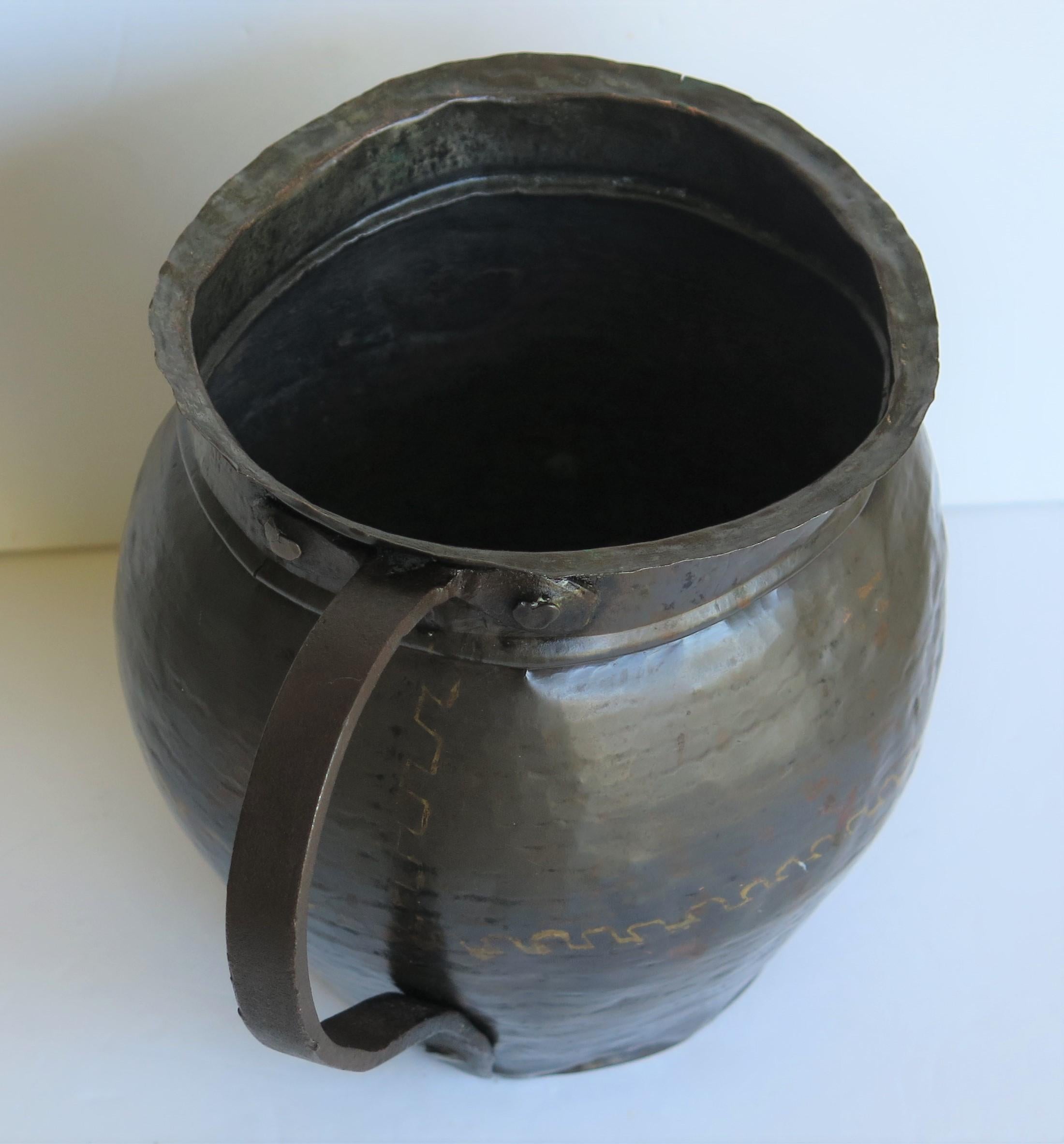 Französischer Krug oder Krug aus gehämmertem Kupfer mit Eisenschleifengriff aus dem 18. Jahrhundert im Angebot 6