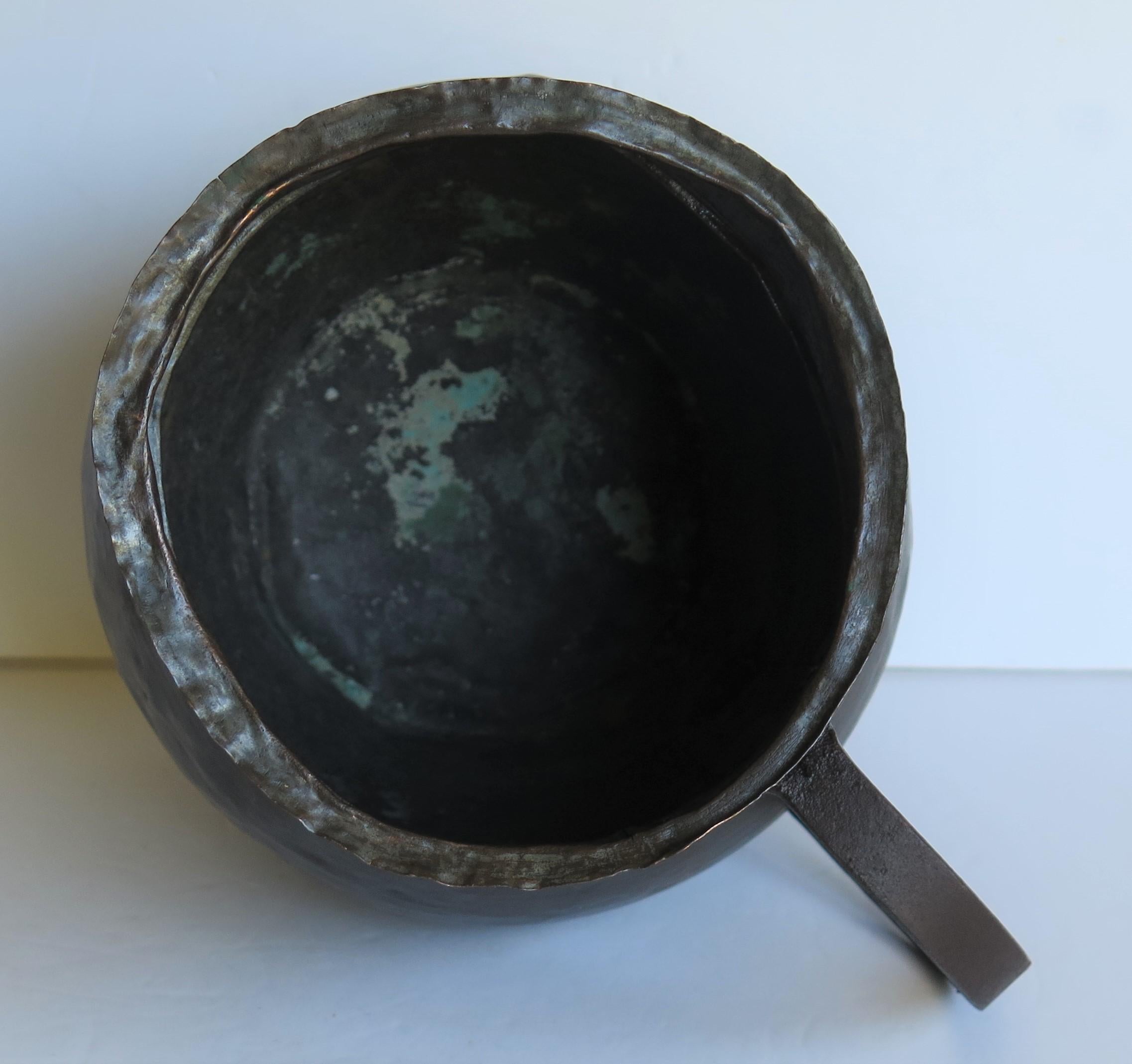 Französischer Krug oder Krug aus gehämmertem Kupfer mit Eisenschleifengriff aus dem 18. Jahrhundert im Angebot 7