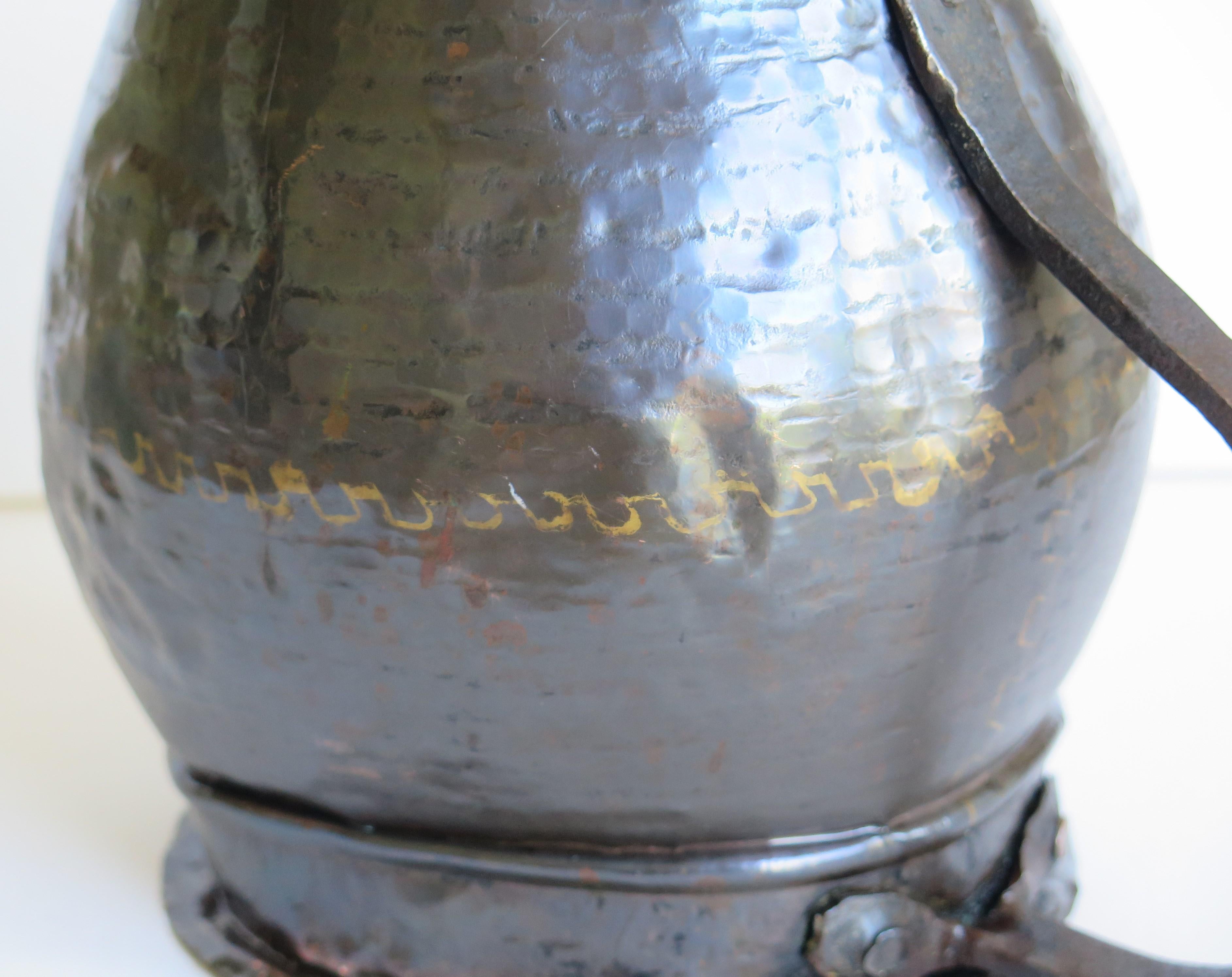 Französischer Krug oder Krug aus gehämmertem Kupfer mit Eisenschleifengriff aus dem 18. Jahrhundert im Angebot 9