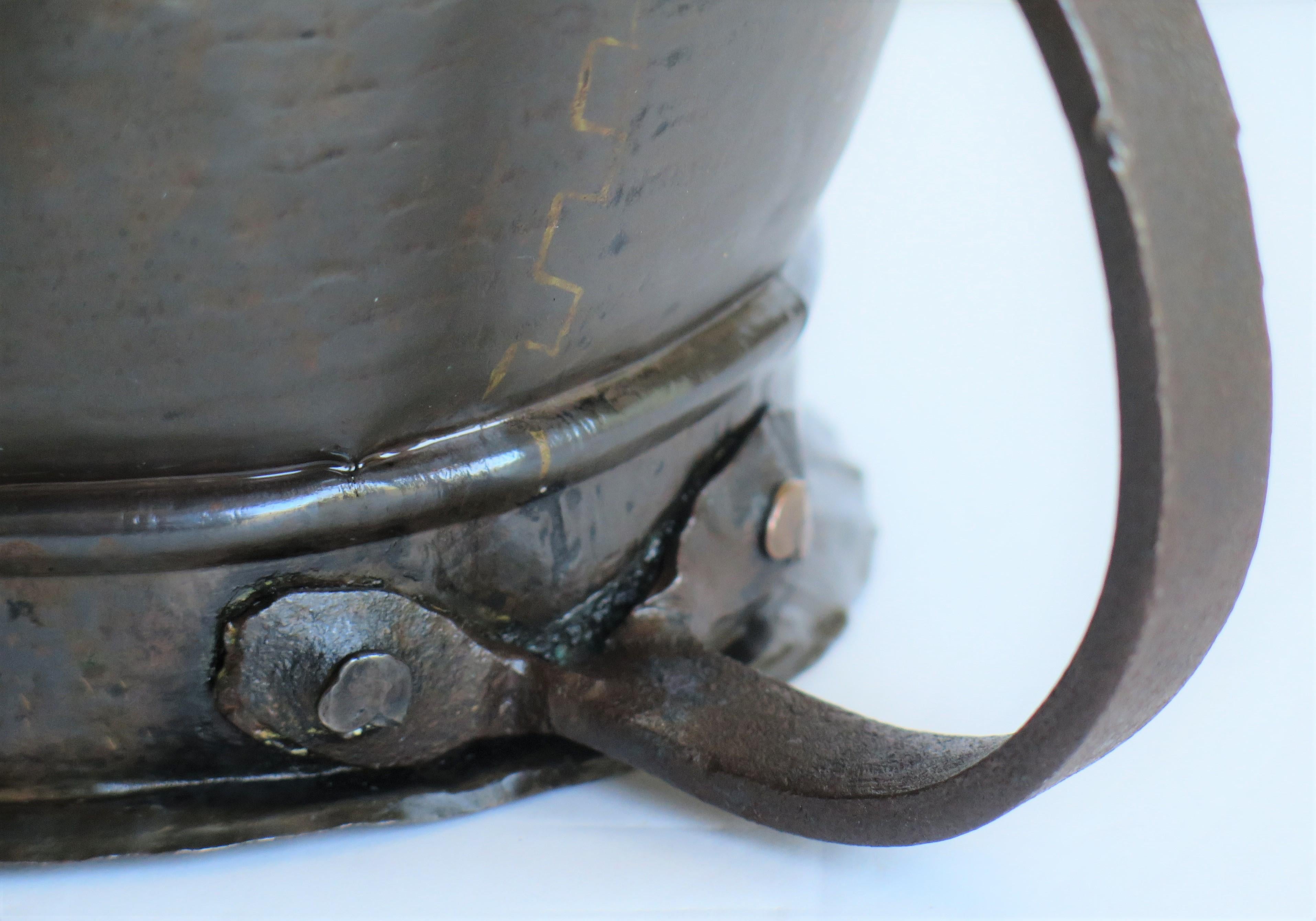 Französischer Krug oder Krug aus gehämmertem Kupfer mit Eisenschleifengriff aus dem 18. Jahrhundert im Angebot 10