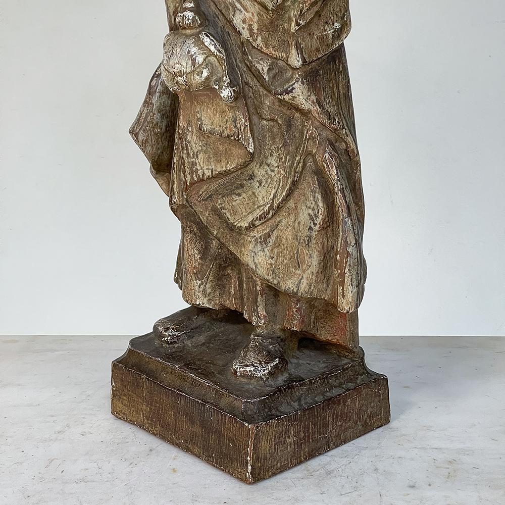 Französische handgeschnitzte und bemalte Holzstatue aus dem 18. Jahrhundert im Angebot 6