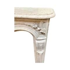 Mantello francese in marmo di Carrara intagliato a mano del XVIII secolo, design antico