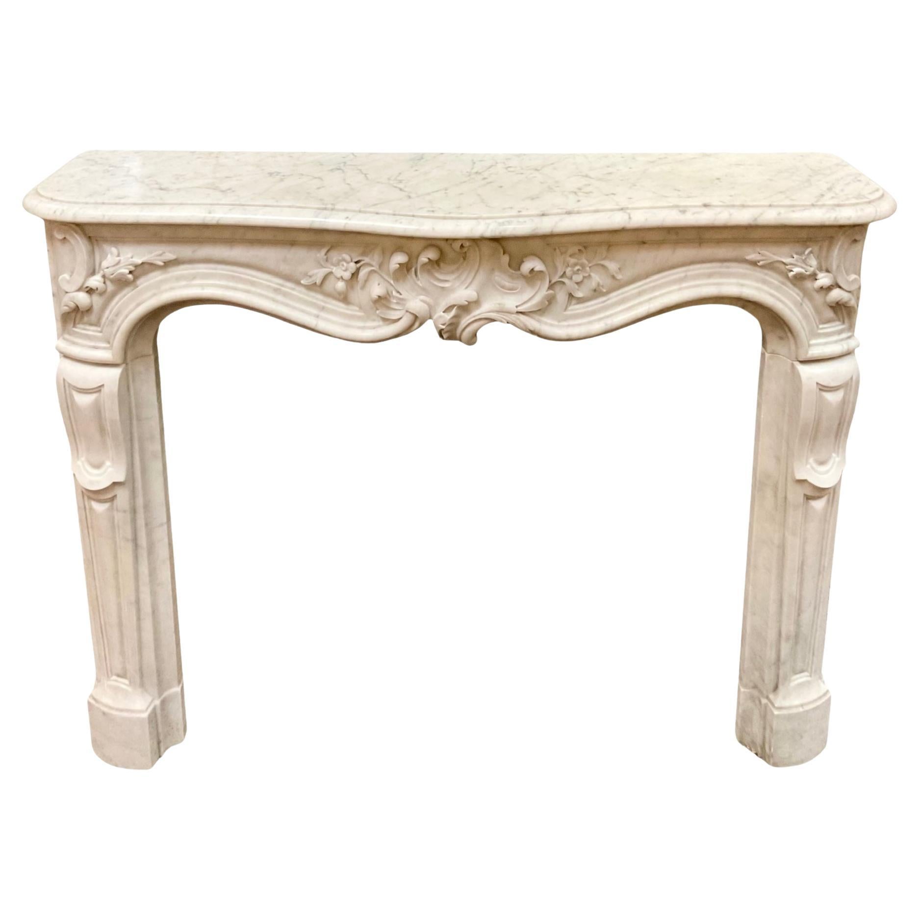 Mantello francese in marmo di Carrara intagliato a mano del XVIII secolo, design antico
