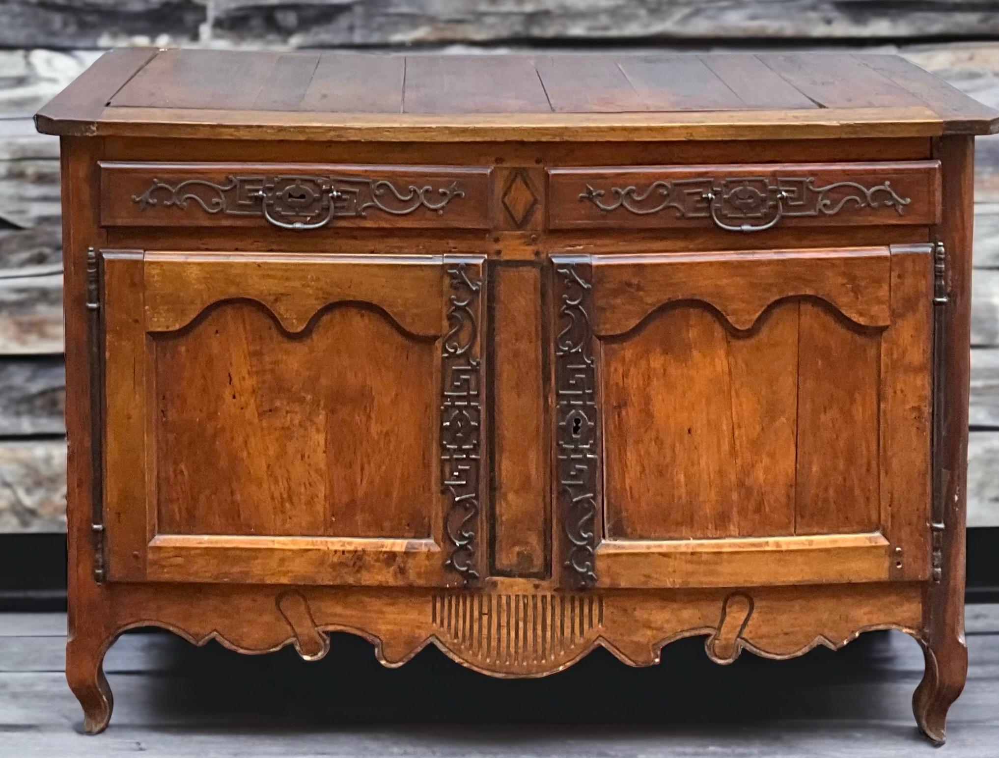 Französischer handgeschnitzter Obstholz- und Eisenschrank oder Sideboard aus dem 18. Jahrhundert im Angebot 5