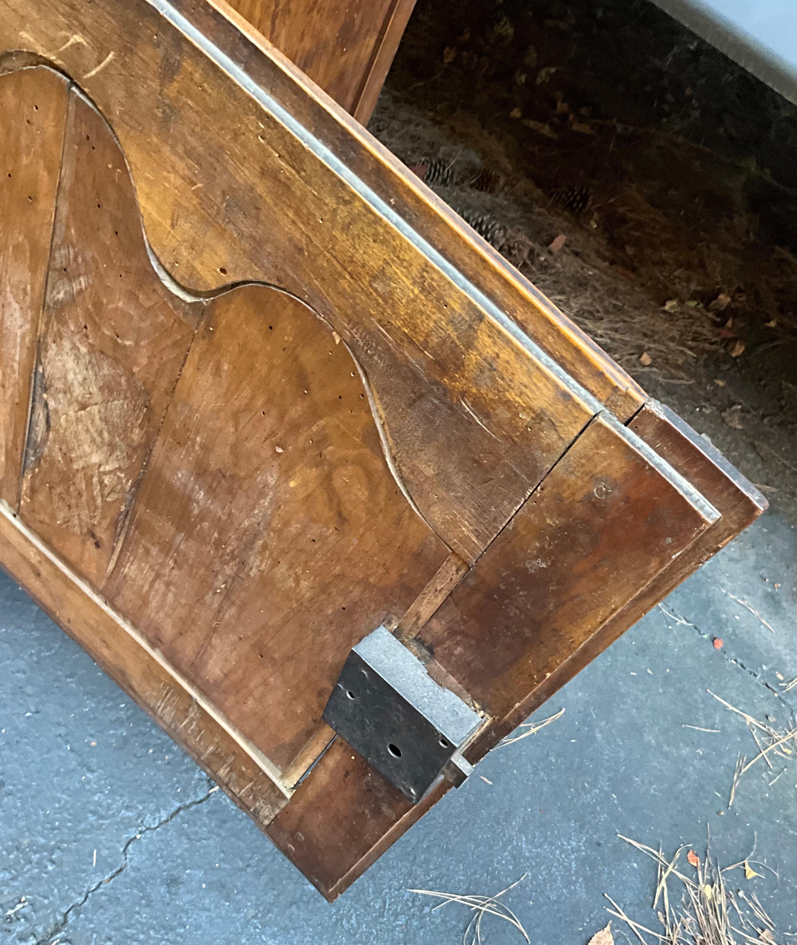 Französischer handgeschnitzter Obstholz- und Eisenschrank oder Sideboard aus dem 18. Jahrhundert im Angebot 1