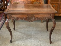 Table à écrire en noyer sculpté à la main du XVIIIe siècle avec deux tiroirs Louis XV