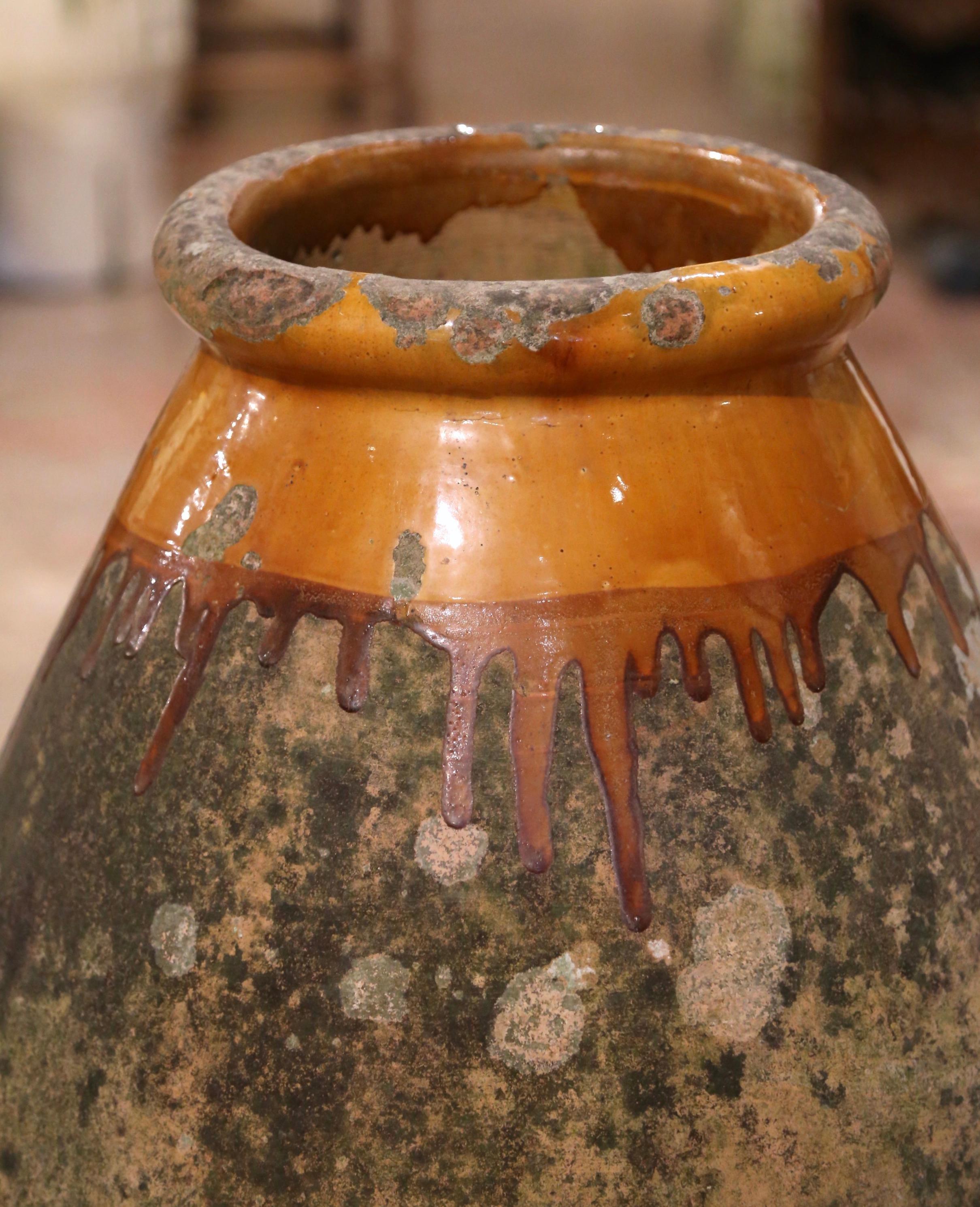 Français Pot à olives en terre cuite du 18ème siècle, fabriqué à la main en Provence en vente