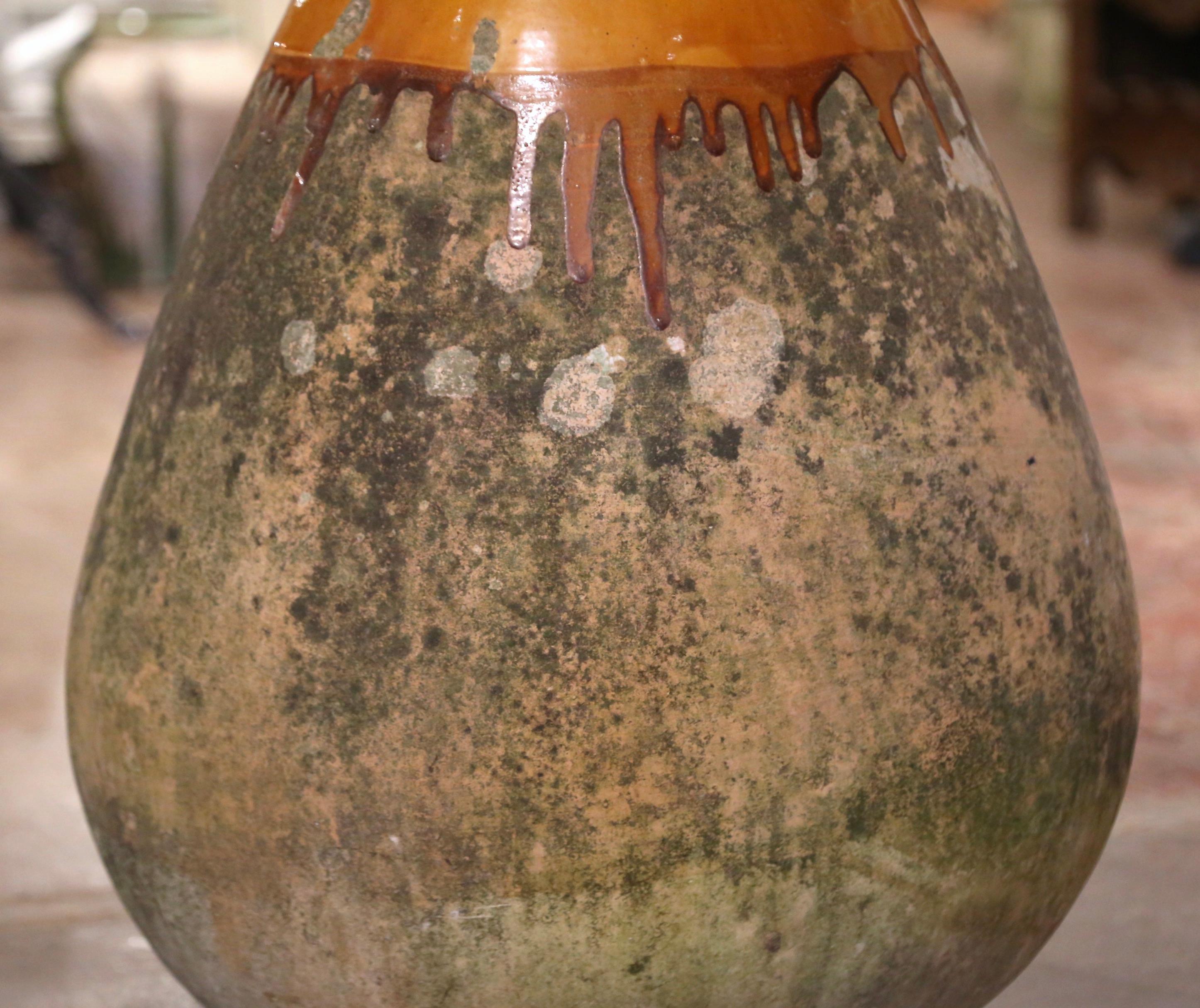 Sculpté à la main Pot à olives en terre cuite du 18ème siècle, fabriqué à la main en Provence en vente