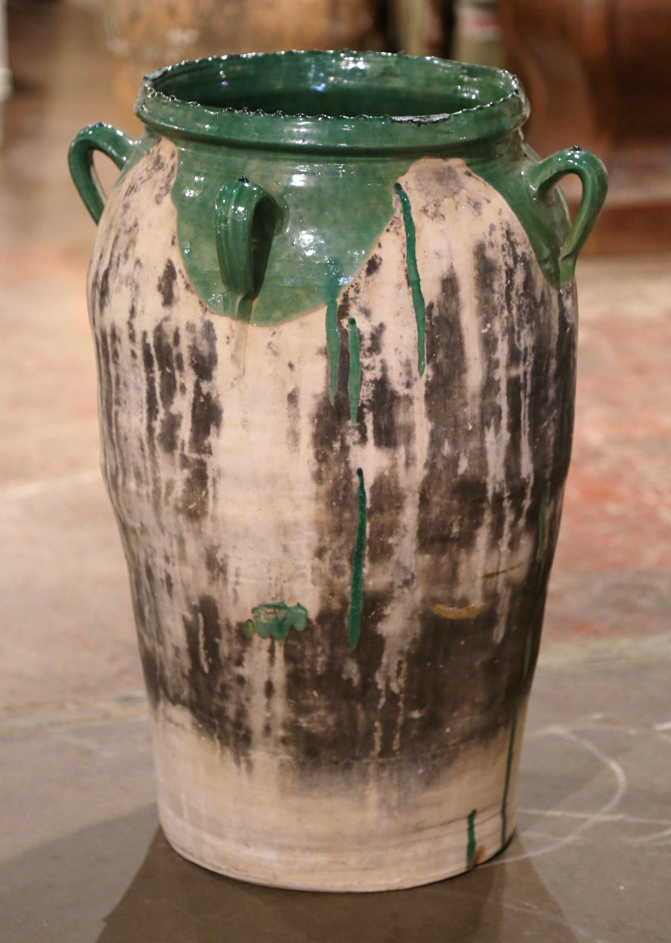 Sculpté à la main Pot à olives en terre cuite du 18ème siècle fabriqué à la main en Provence en vente
