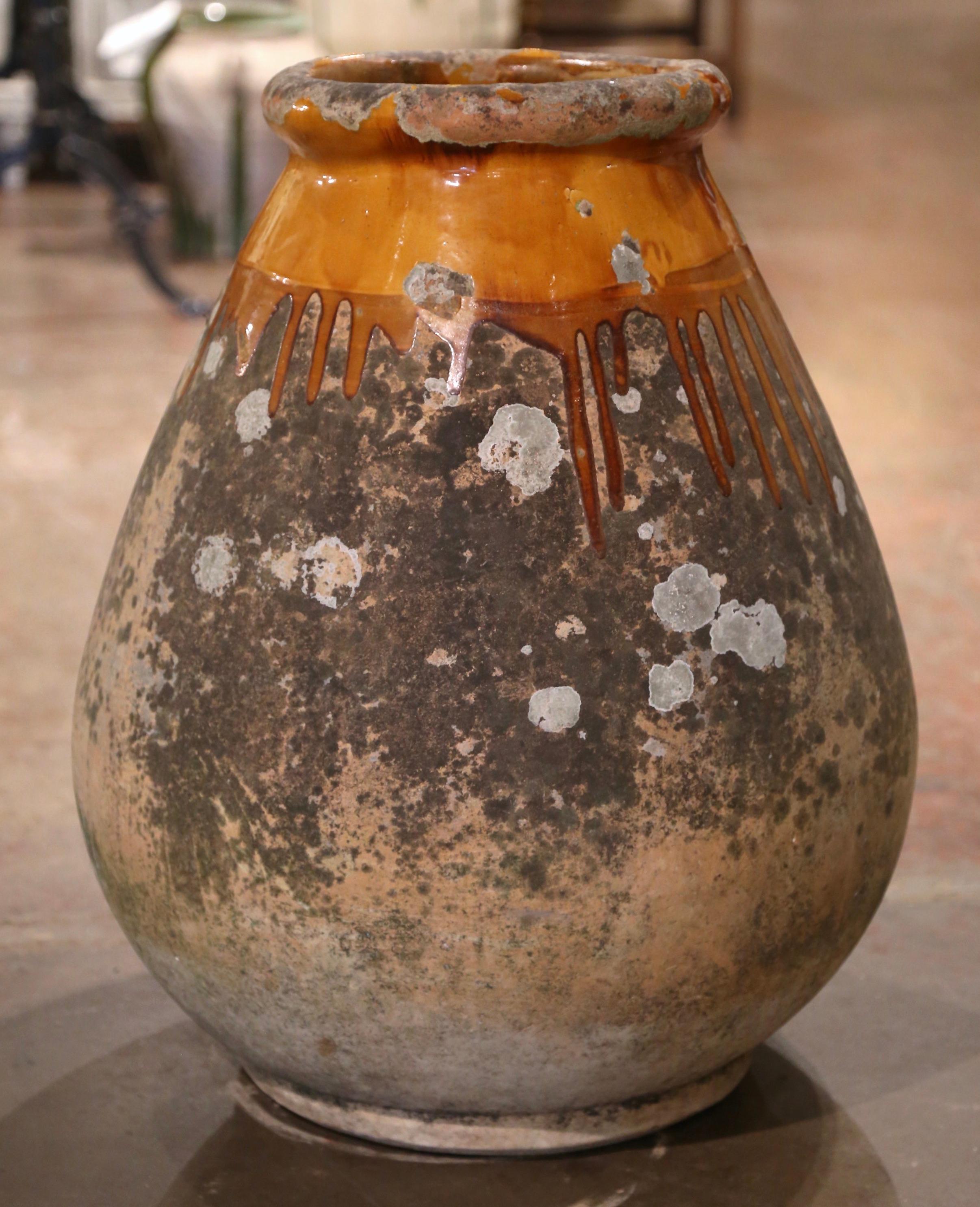 XVIIIe siècle Pot à olives en terre cuite du 18ème siècle, fabriqué à la main en Provence en vente