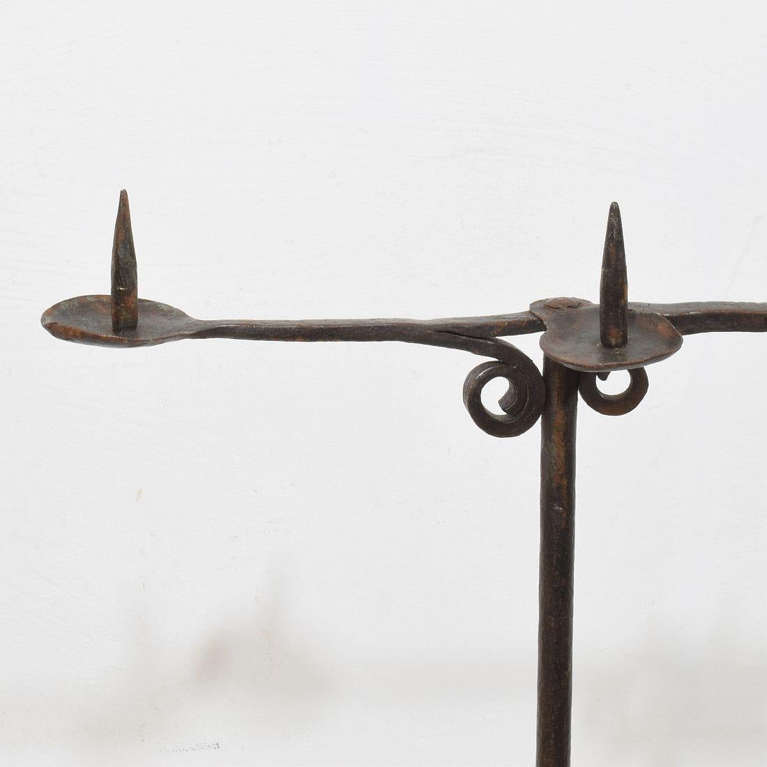Französischer handgeschmiedeter Eisen-Kerzenhalter aus dem 18. im Angebot 5