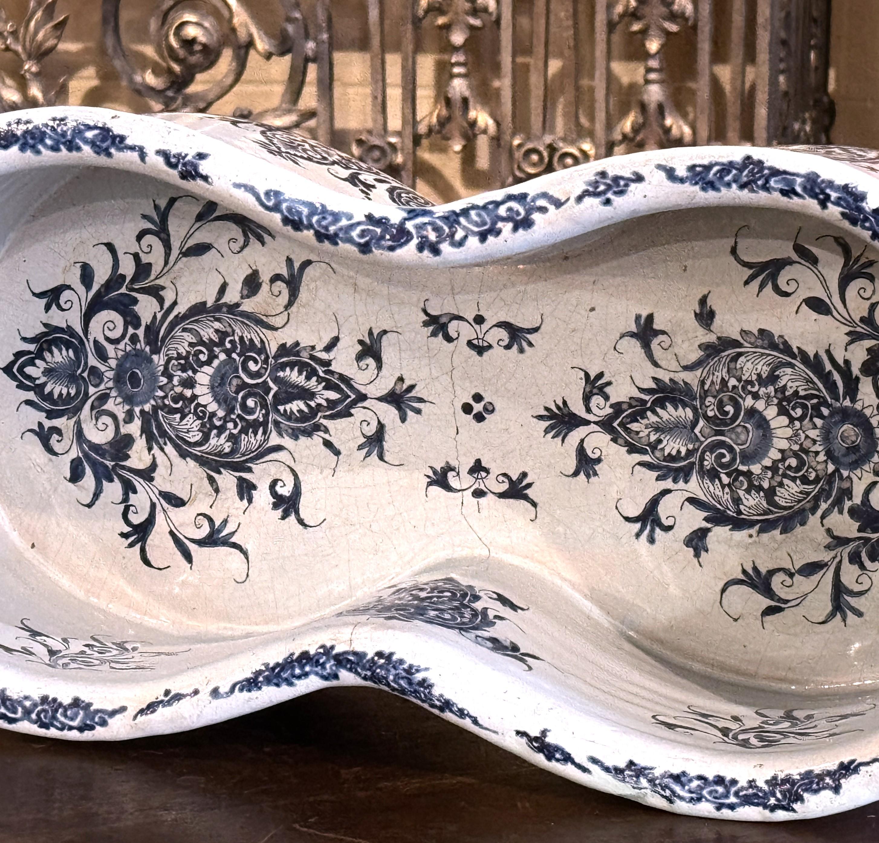 18th Century French Hand Painted Blue and White Faience Bidet Jardiniere In Fair Condition For Sale In Dallas, TX