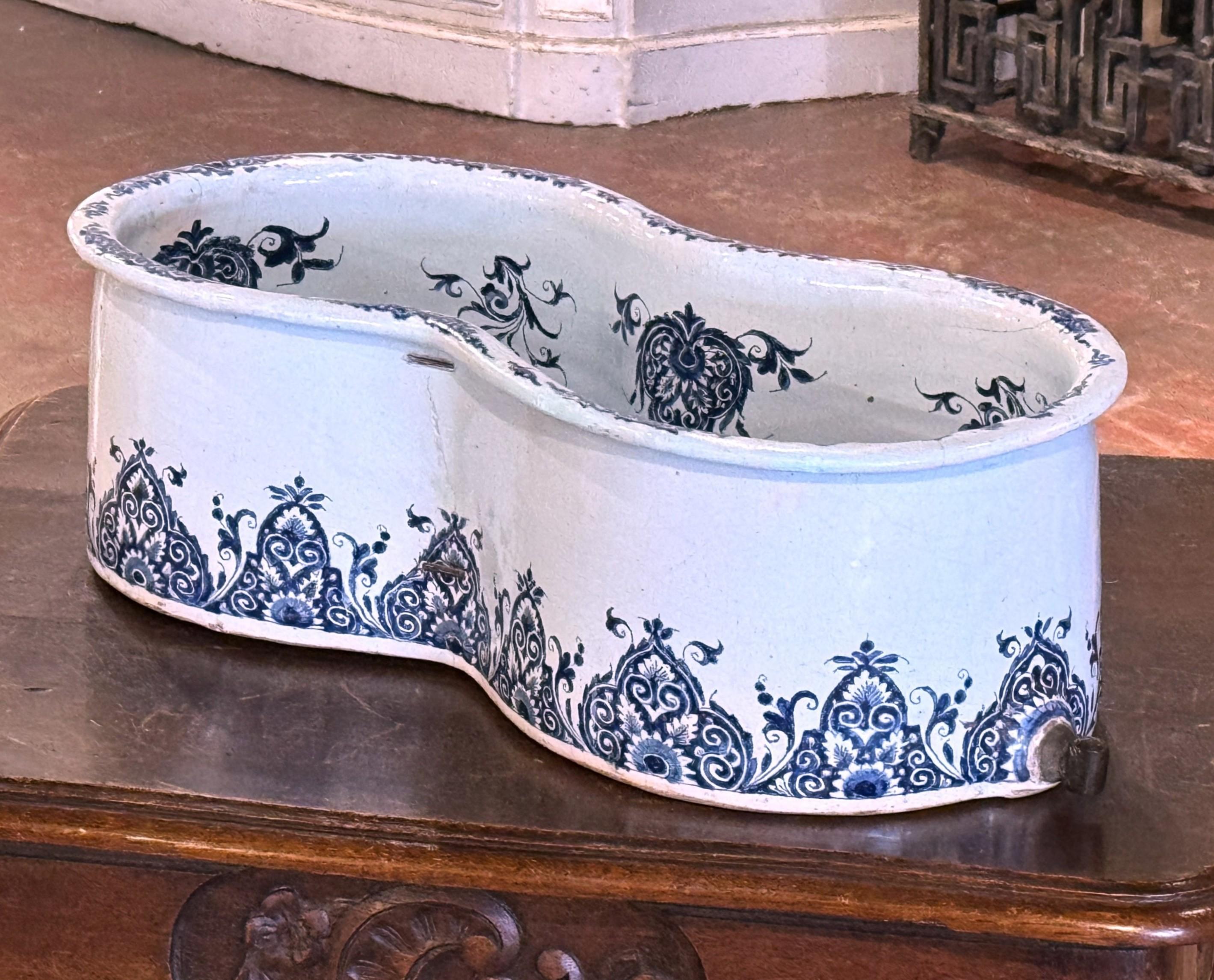 18th Century French Hand Painted Blue and White Faience Bidet Jardiniere For Sale 2