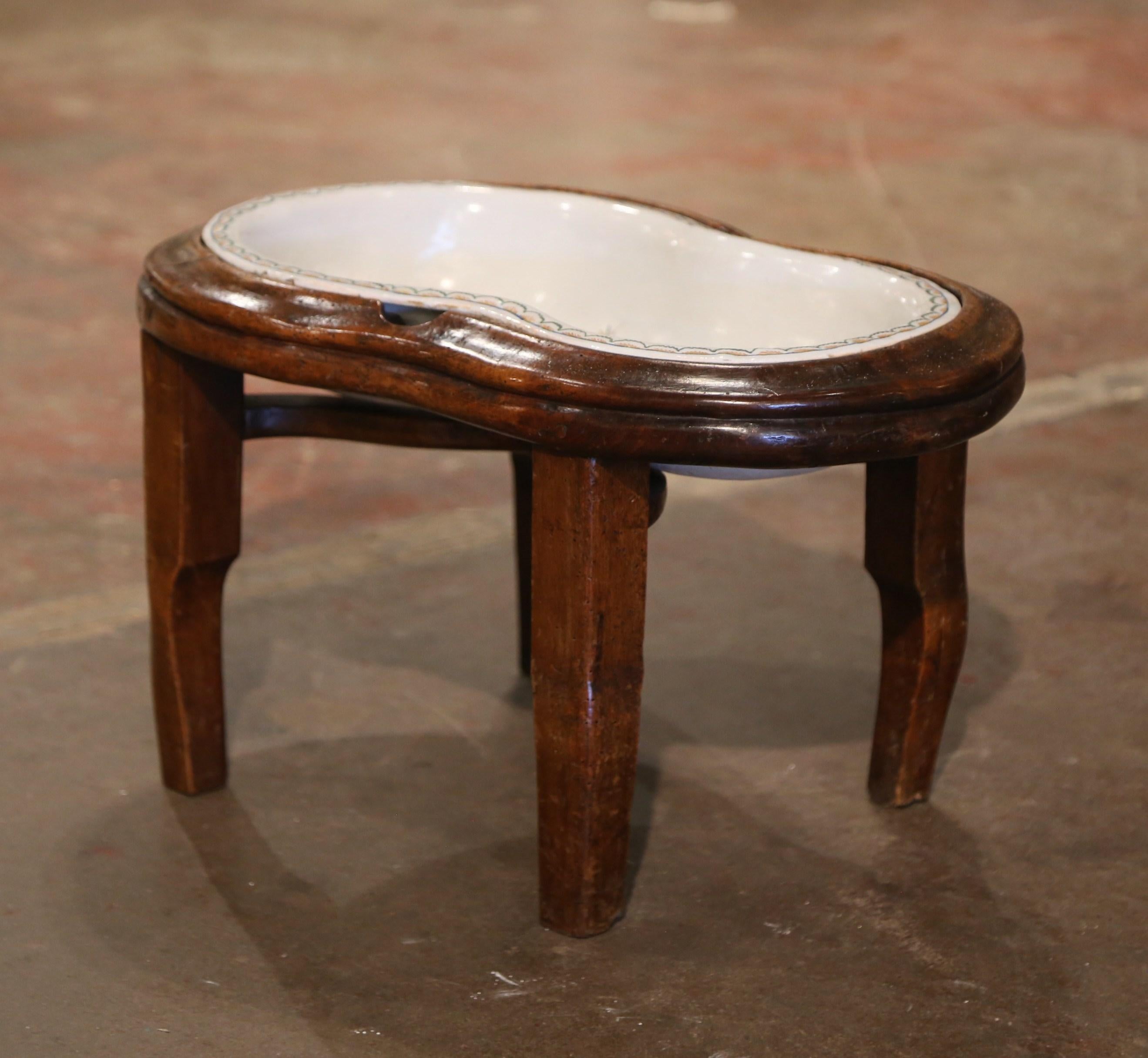 Utilisez ce bidet antique coloré comme jardinière ! Fabriqué en France vers 1780, ce décor de salle de bains repose sur une base en noyer d'étude avec deux trous de main pour retirer facilement la cuvette en céramique. Le bassin est peint à la main