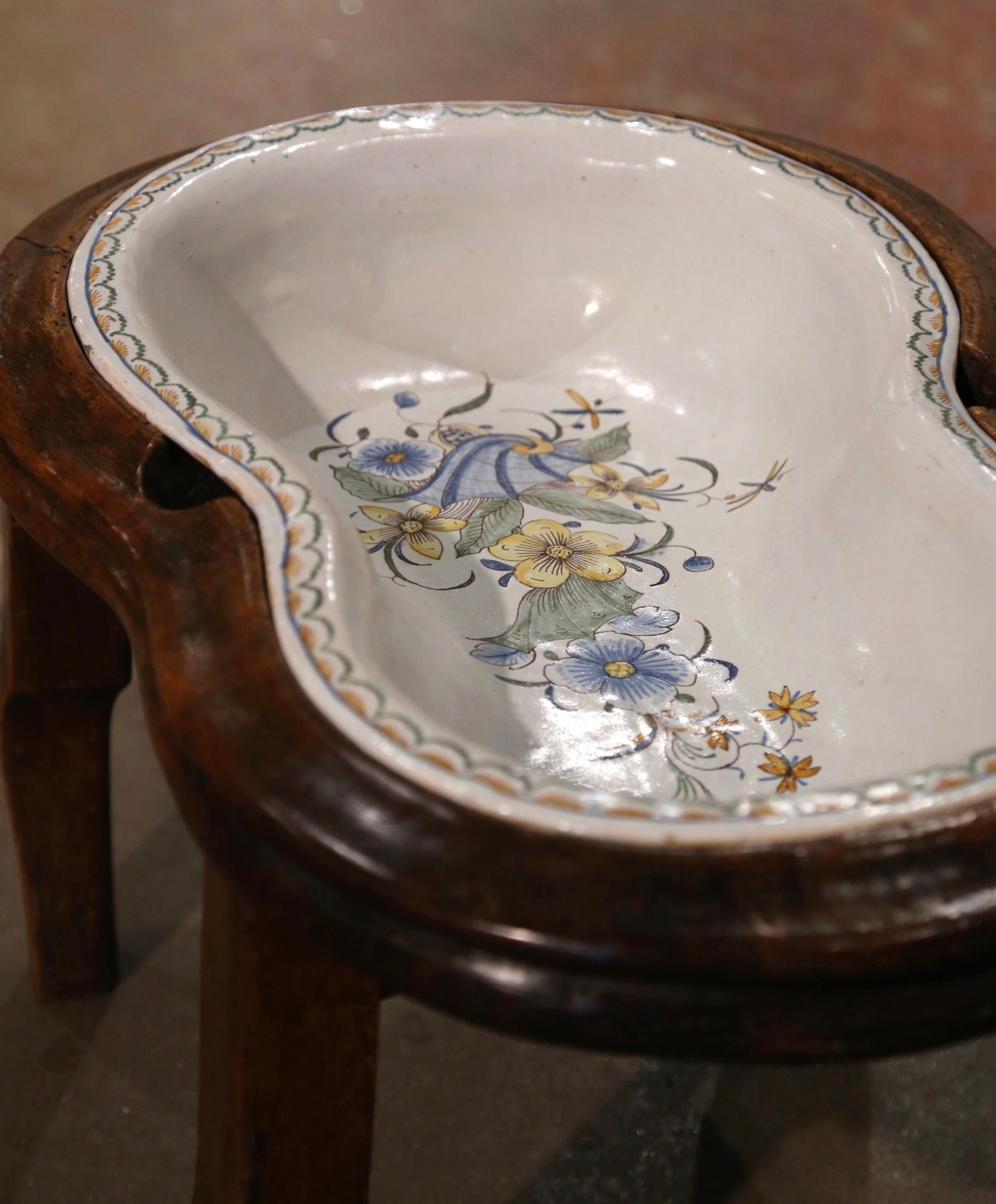 Français Bidet en céramique peint à la main du 18e siècle sur Stand en noyer en vente