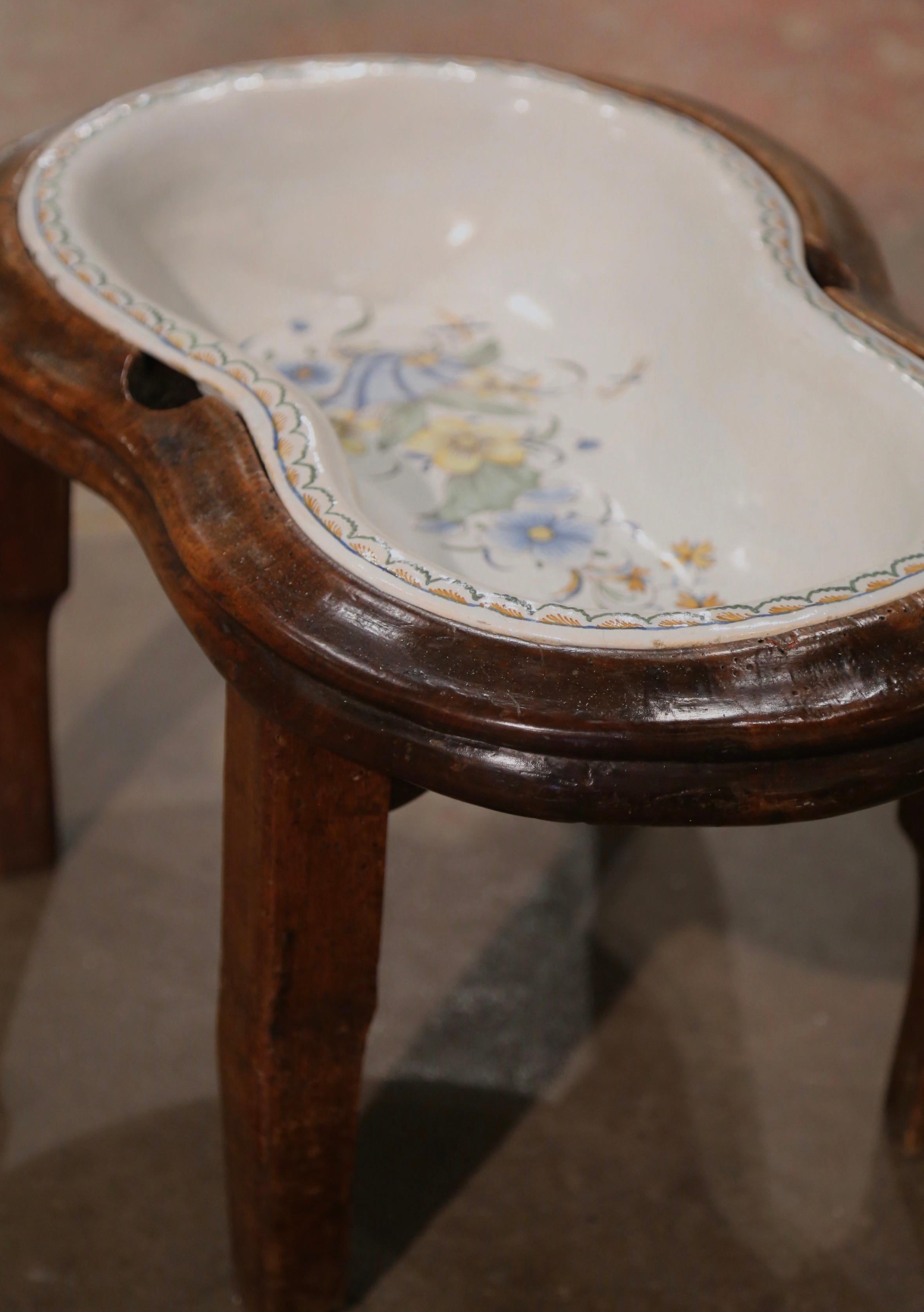 Sculpté à la main Bidet en céramique peint à la main du 18e siècle sur Stand en noyer en vente