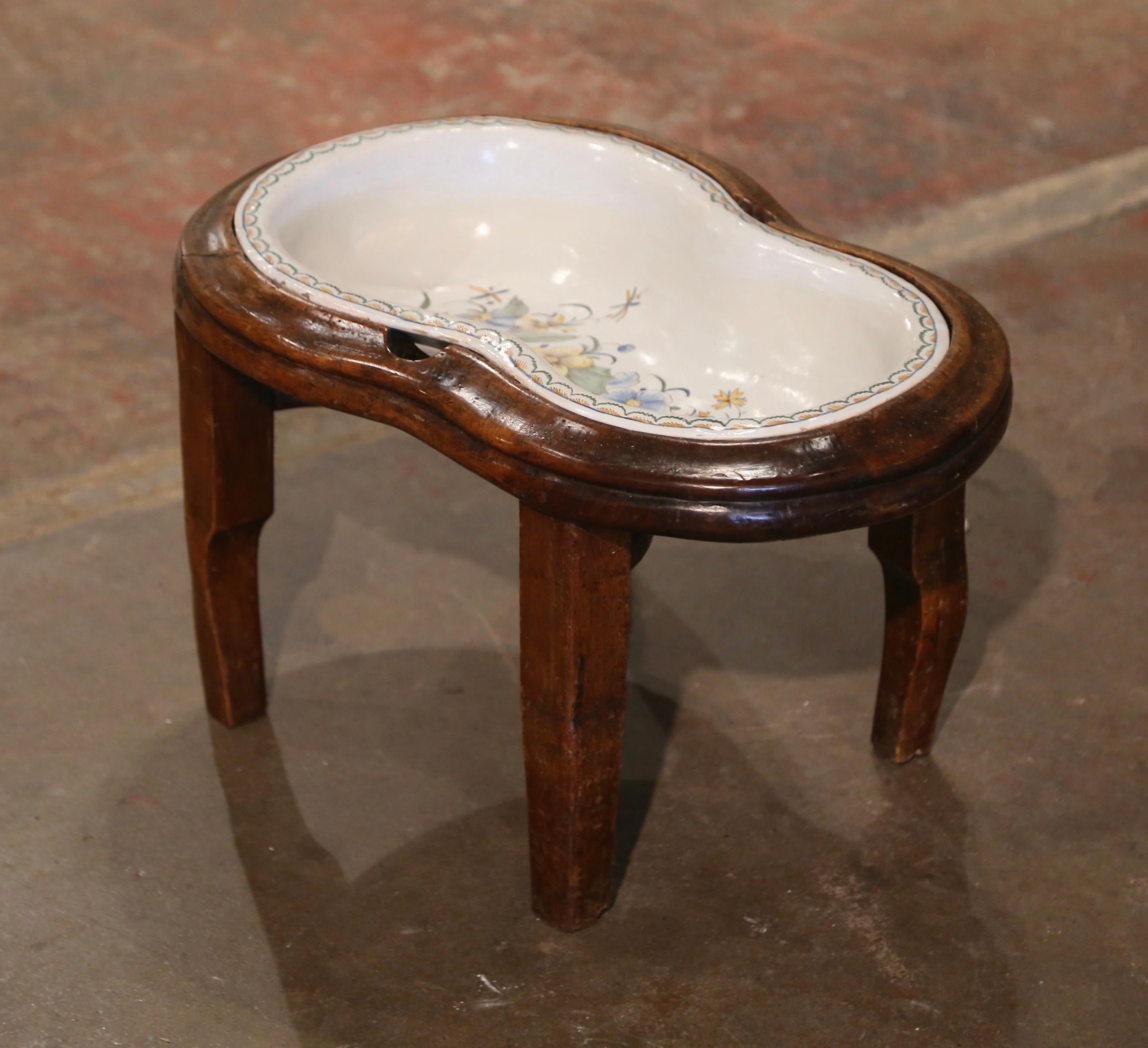 Bidet en céramique peint à la main du 18e siècle sur Stand en noyer État moyen - En vente à Dallas, TX