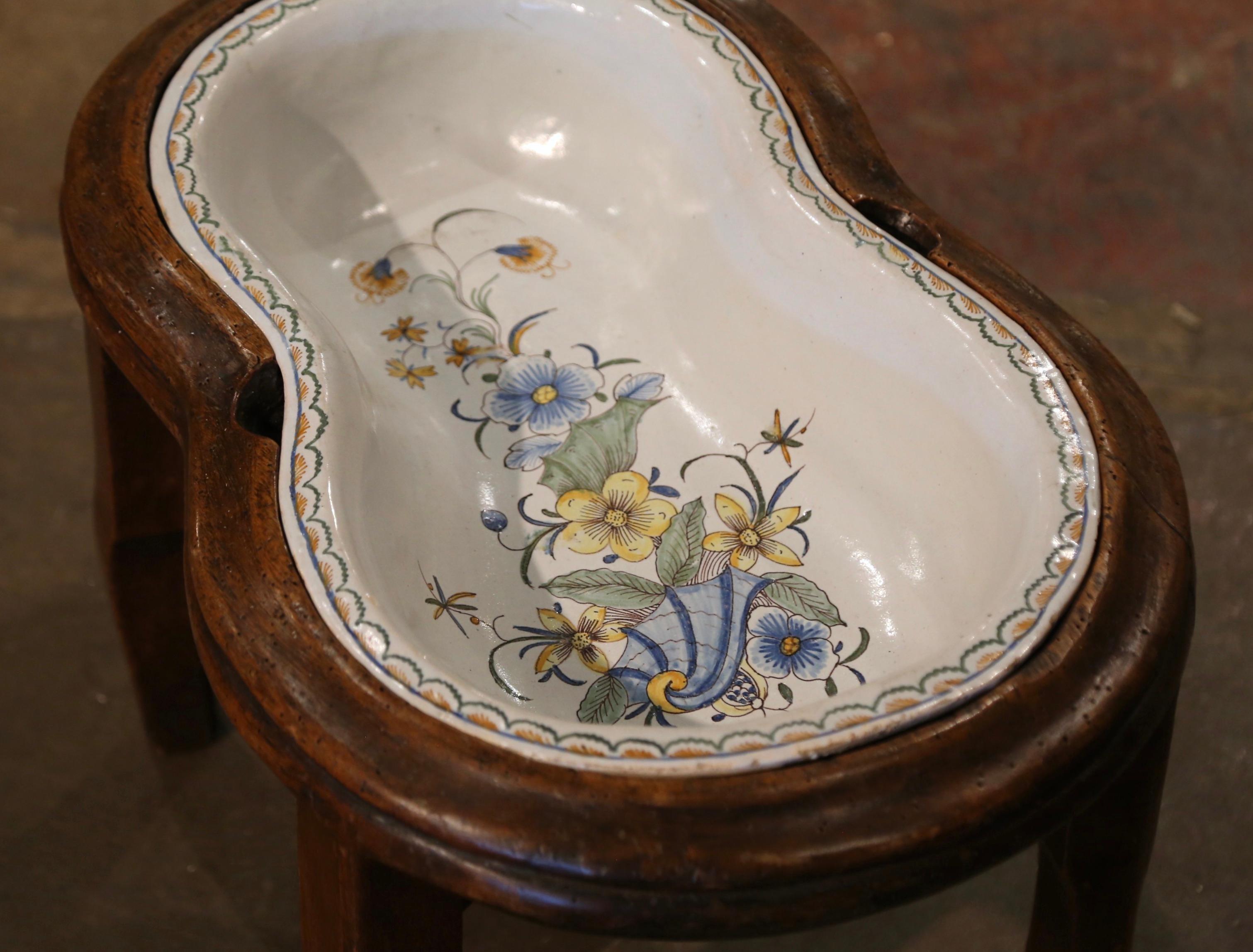 Céramique Bidet en céramique peint à la main du 18e siècle sur Stand en noyer en vente