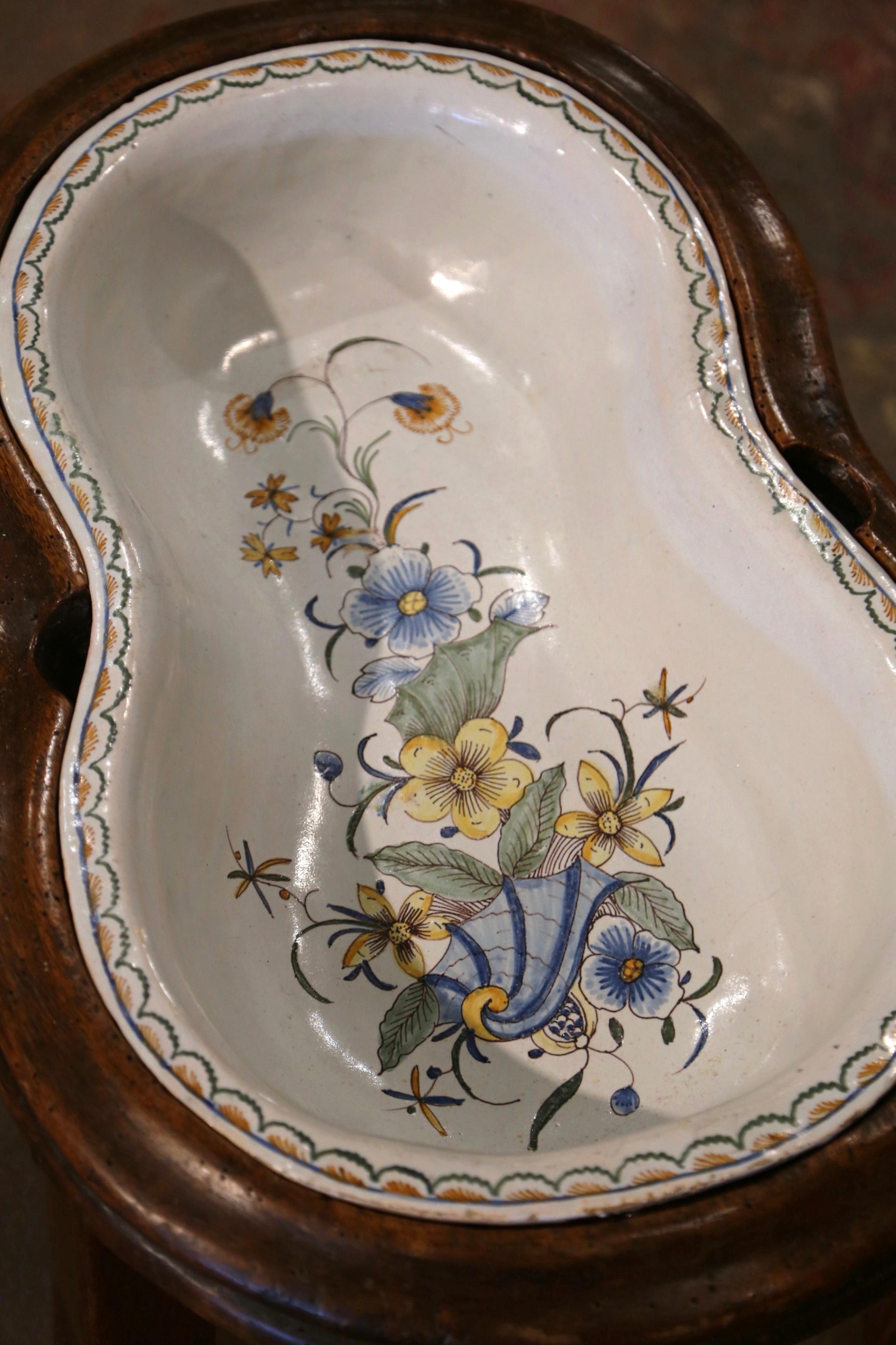 Bidet en céramique peint à la main du 18e siècle sur Stand en noyer en vente 1