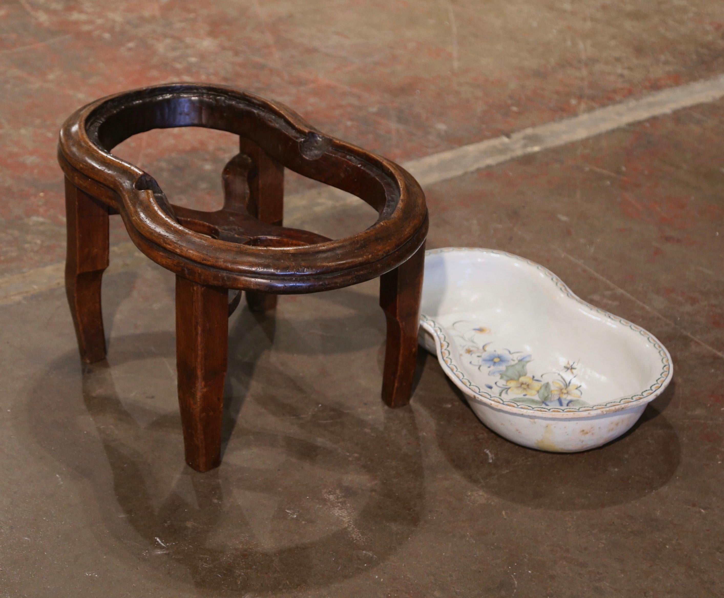 Bidet en céramique peint à la main du 18e siècle sur Stand en noyer en vente 2