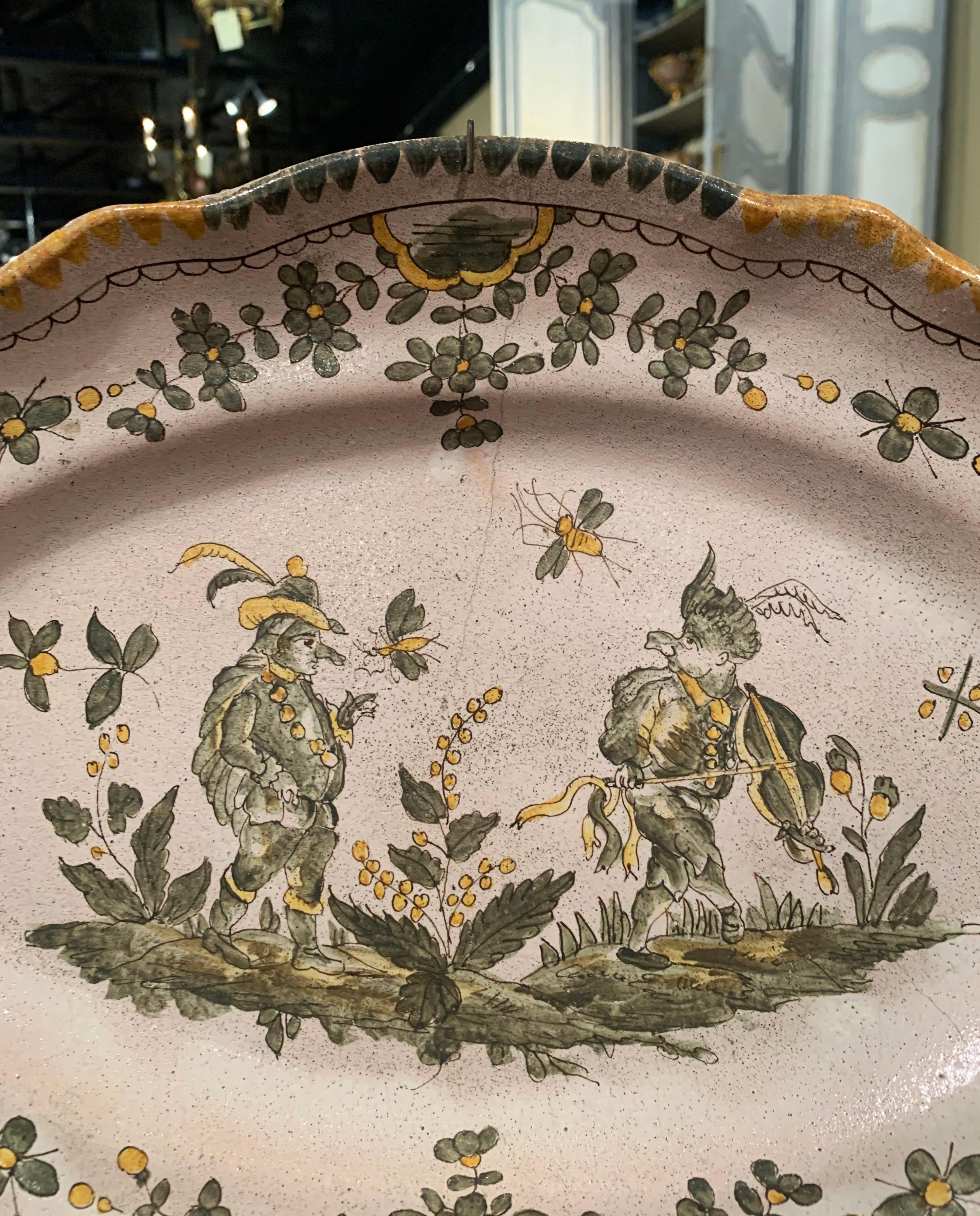 Plato de Pared de Cerámica Francesa Pintada a Mano del Siglo XVIII de Moustiers siglo XVIII en venta
