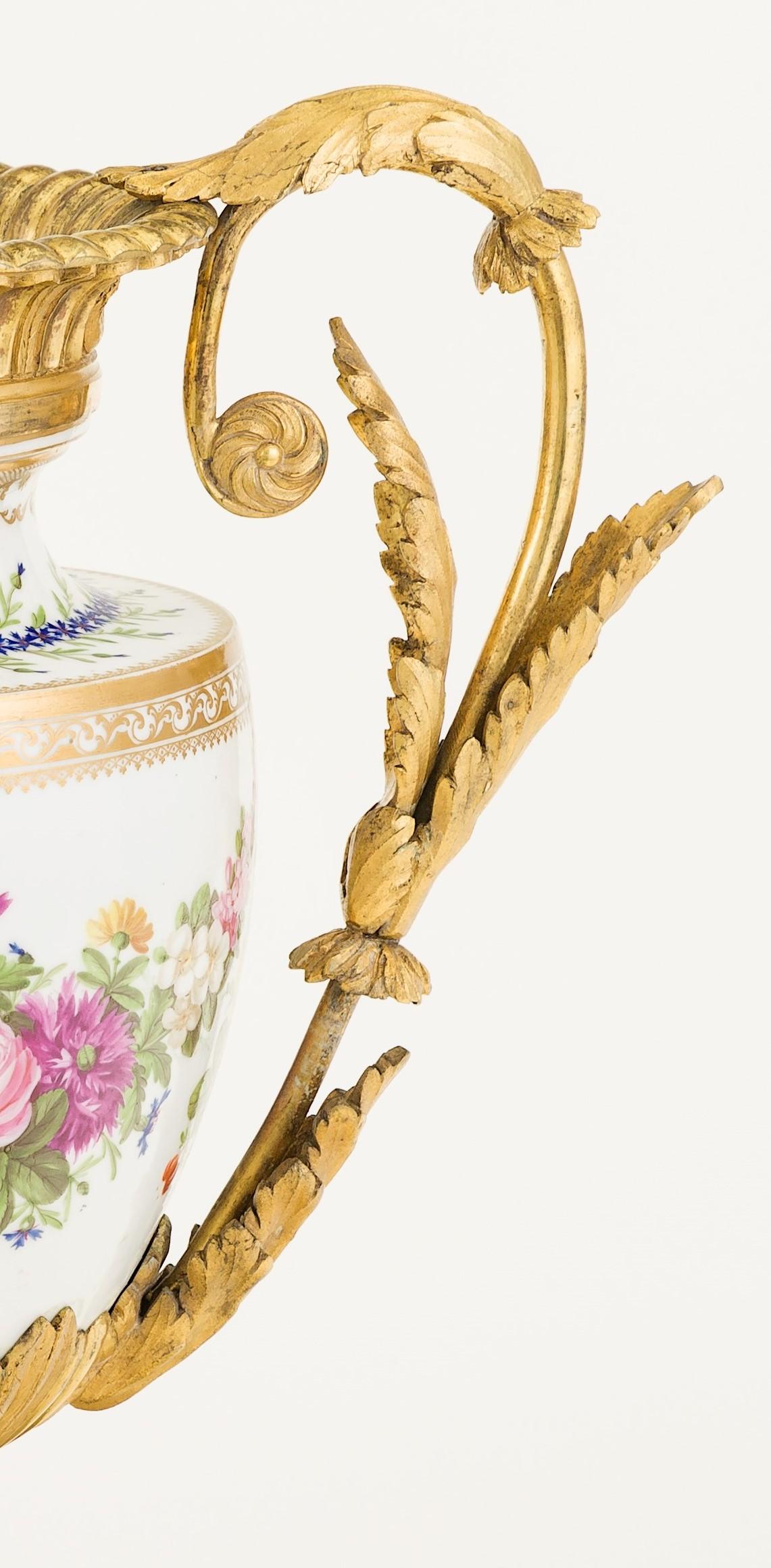 Neoclassico Centrotavola in porcellana dipinta a mano francese del XVIII secolo con montatura d'ormeggio in vendita