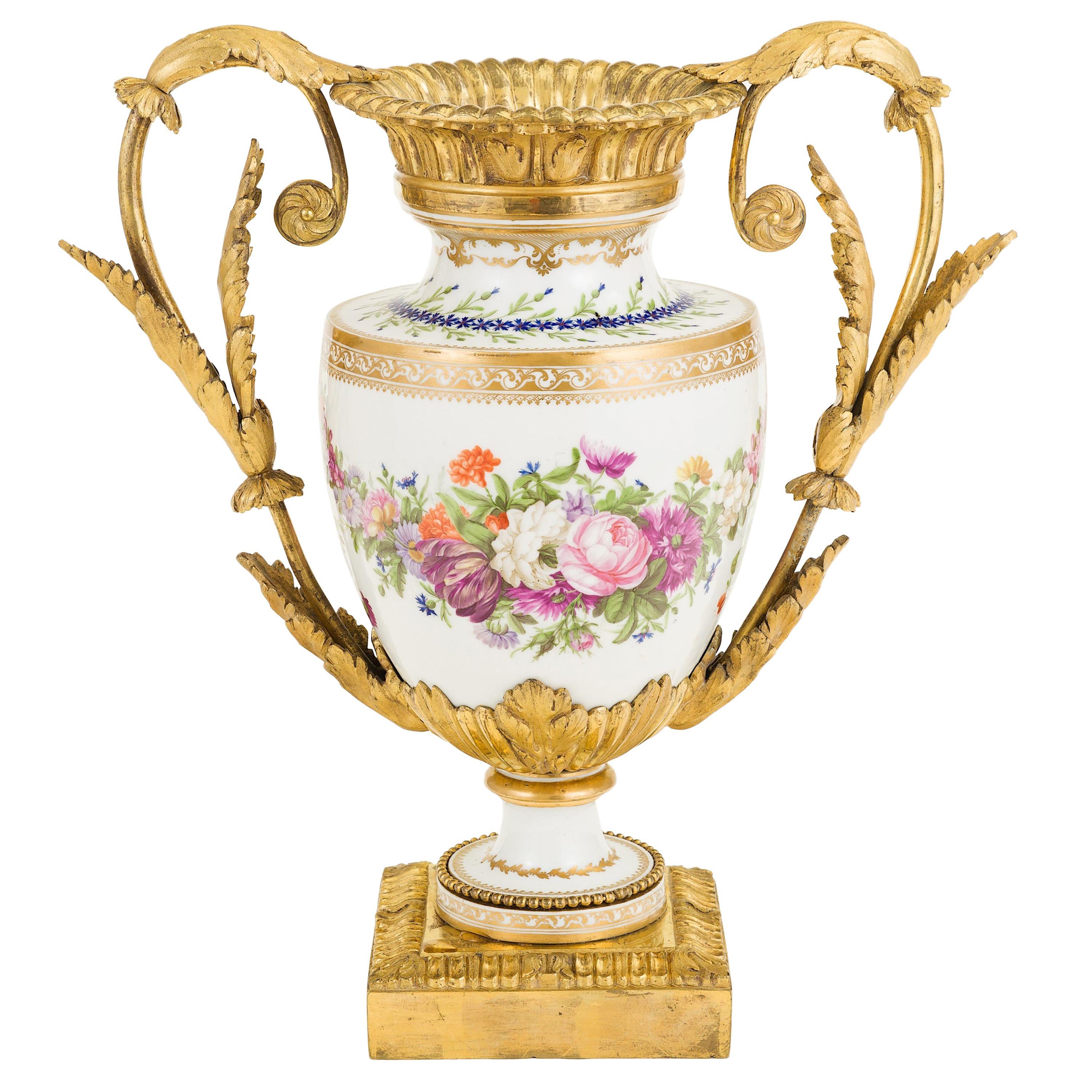 Centre de table en porcelaine peinte à la main du 18ème siècle en bronze doré « Ormolu », France